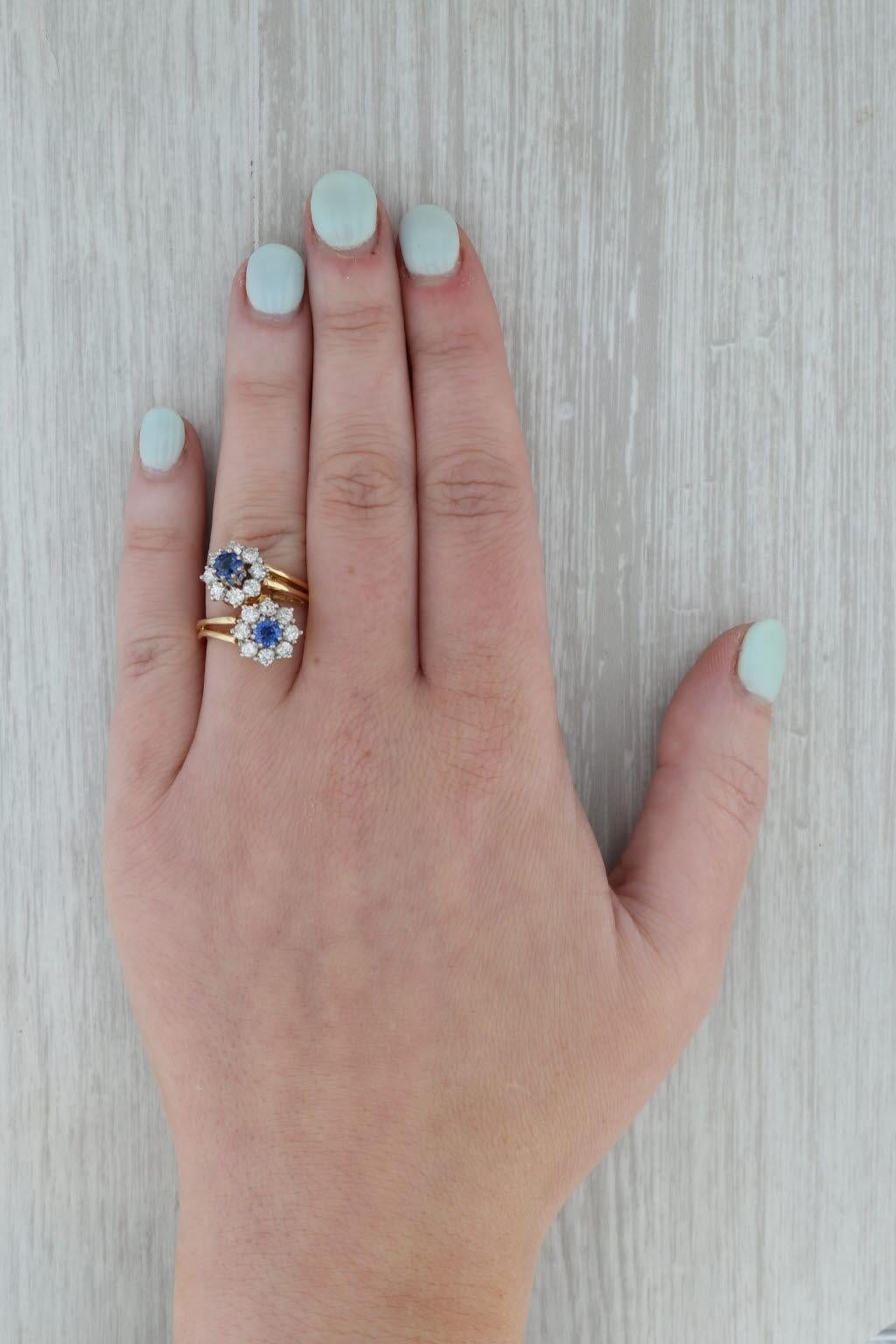 Bague bypass fleur en or jaune 18 carats avec saphir bleu de 1,30 carat et diamants, taille 6,25 Bon état - En vente à McLeansville, NC