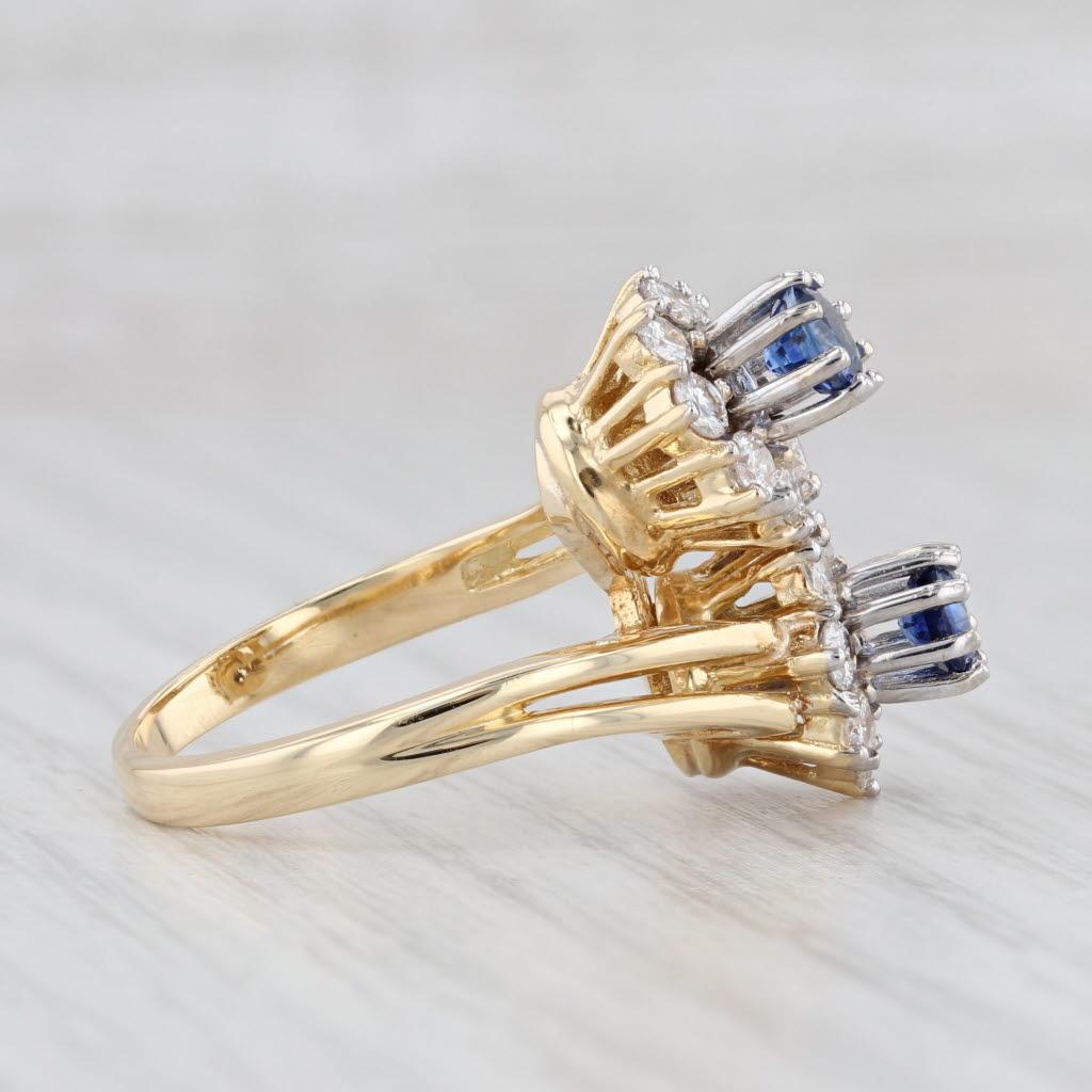 Bague bypass fleur en or jaune 18 carats avec saphir bleu de 1,30 carat et diamants, taille 6,25 en vente 1