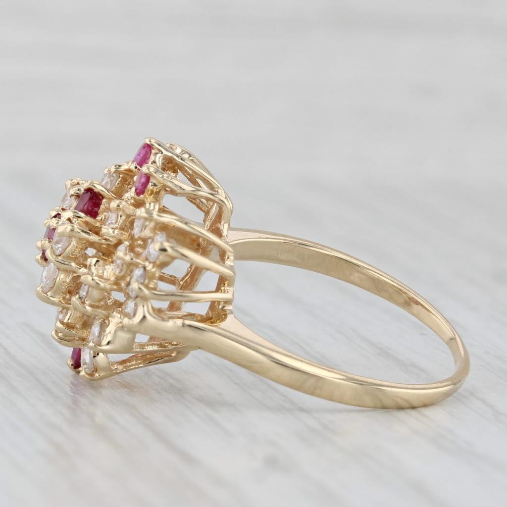 Informations sur les pierres précieuses :
- Diamants naturels -
Total des carats - 0.60ctw
Taille - Brilliante ronde
Couleur - E - G
Clarté - SI1 - SI2

- Rubis naturels -
Total des carats - 0.70ctw
Coupe - ronde 
Couleur - Rouge
Traitement -