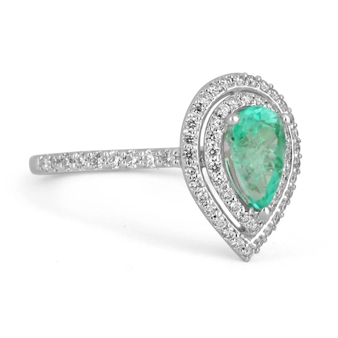 Elegant präsentiert sich ein kolumbianischer Verlobungsring mit Smaragd und Diamant in doppeltem Halo. Der zentrale Edelstein ist voller Leben und Brillanz! Zu den beeindruckenden Eigenschaften des Smaragds gehören die lebhafte mittelgrüne Farbe und