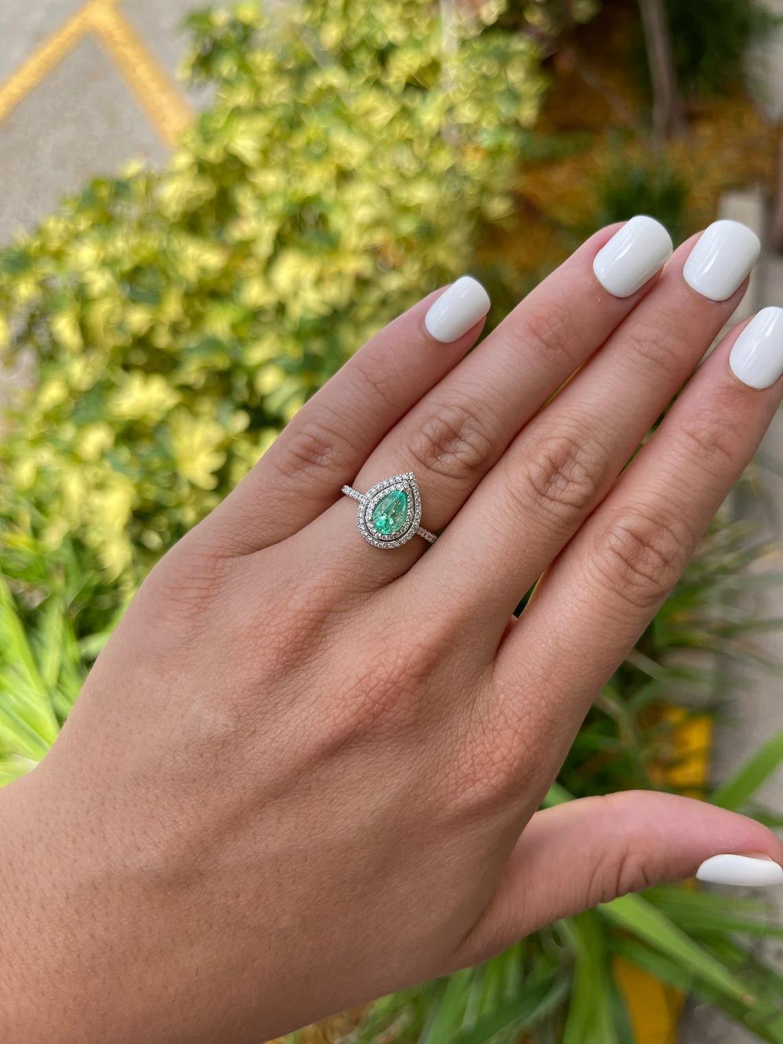 1,30tcw 14K kolumbianischer Smaragd-Perlenschliff & Diamant-Verlobungsring mit doppeltem Halo (Moderne) im Angebot