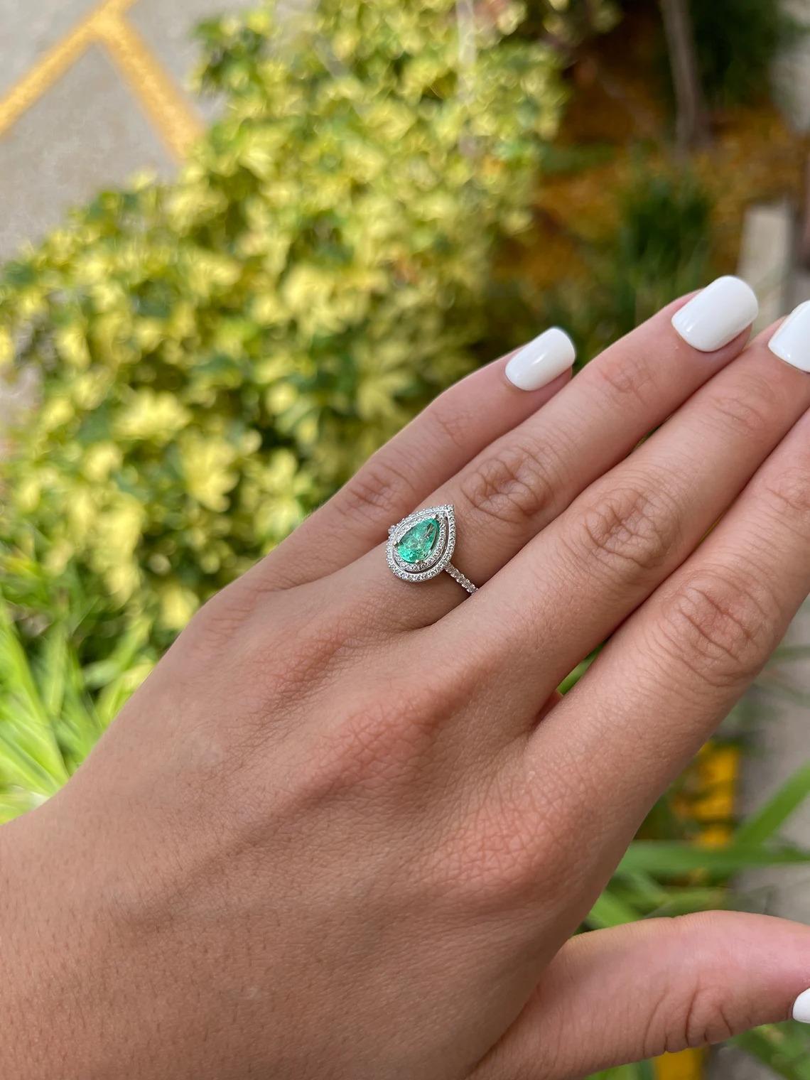 1,30tcw 14K kolumbianischer Smaragd-Perlenschliff & Diamant-Verlobungsring mit doppeltem Halo (Tropfenschliff) im Angebot