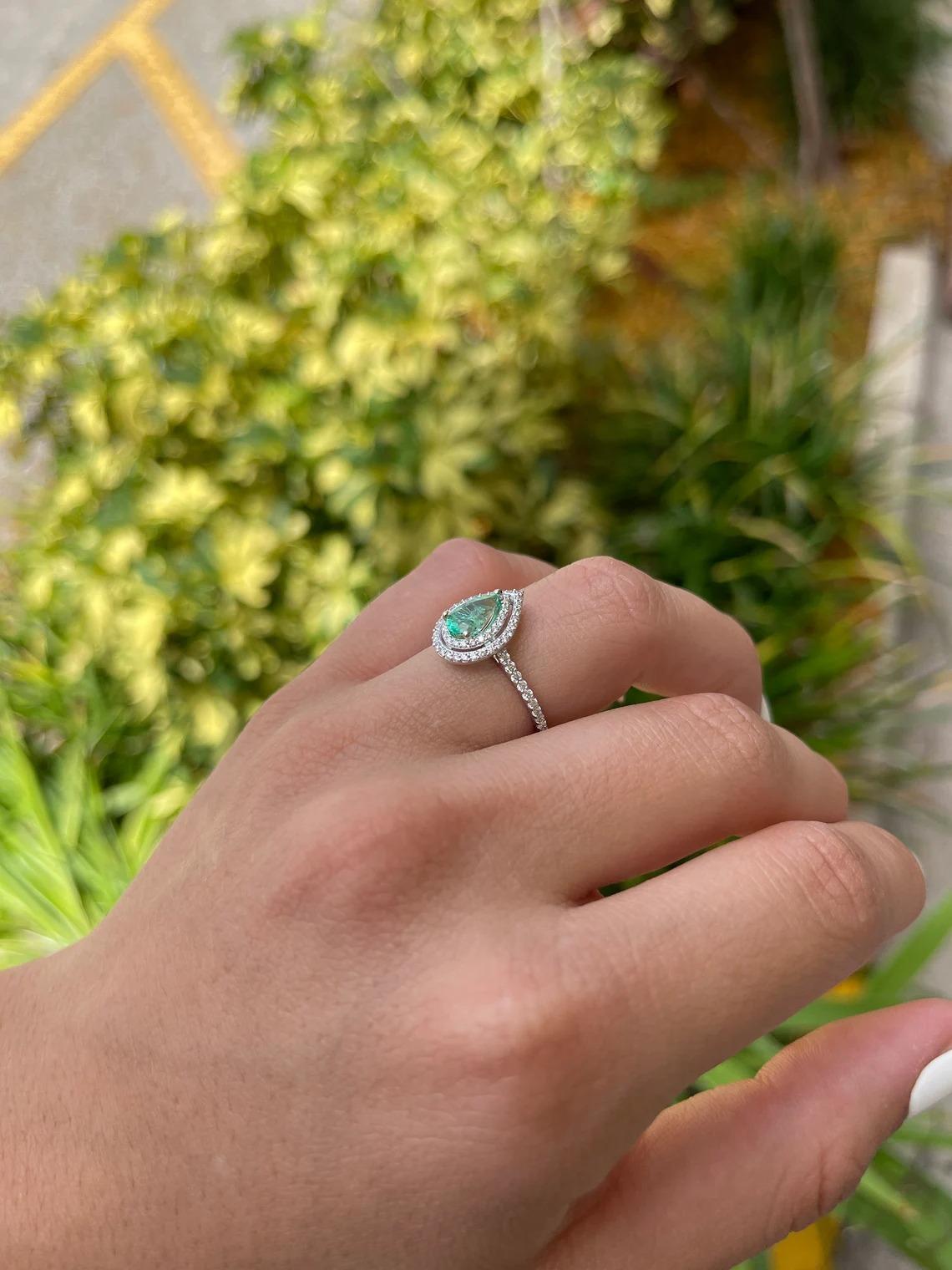 1,30tcw 14K kolumbianischer Smaragd-Perlenschliff & Diamant-Verlobungsring mit doppeltem Halo im Zustand „Neu“ im Angebot in Jupiter, FL