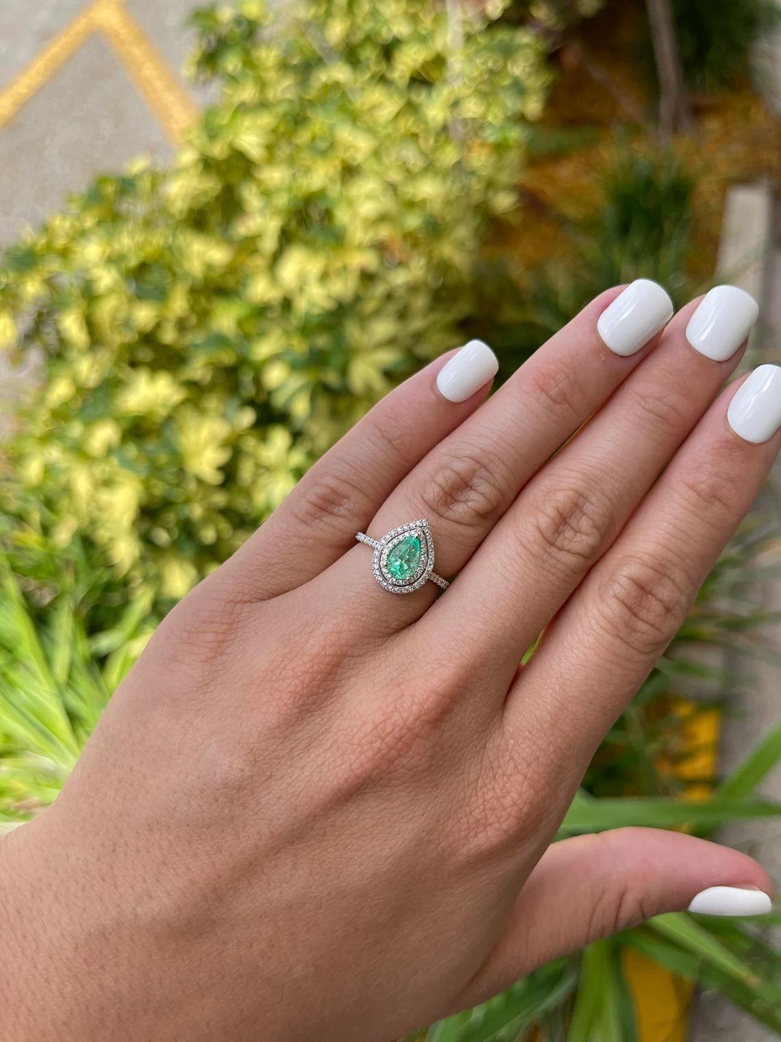 1,30tcw 14K kolumbianischer Smaragd-Perlenschliff & Diamant-Verlobungsring mit doppeltem Halo im Angebot 1