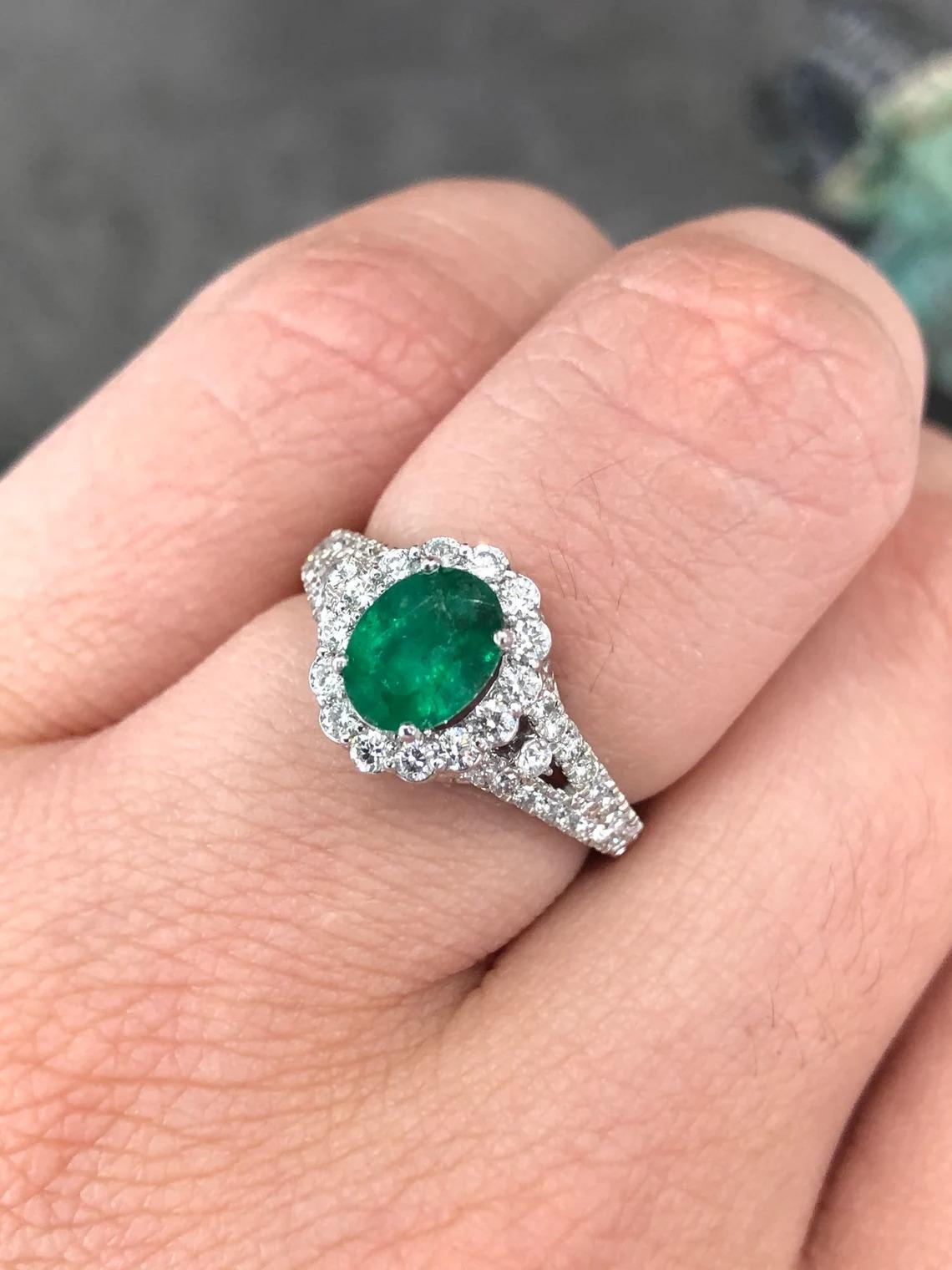 1,30tcw 14K natürlicher Smaragd-Ovalschliff & Diamant Halo Verlobungsring mit Halo im Zustand „Neu“ im Angebot in Jupiter, FL