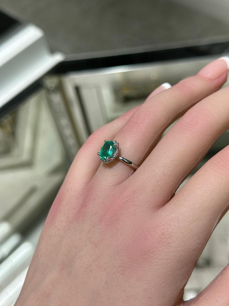 1,30tcw 14K natürlicher ovaler Smaragd & Diamant-Akzentring mit Akzent im Zustand „Neu“ im Angebot in Jupiter, FL