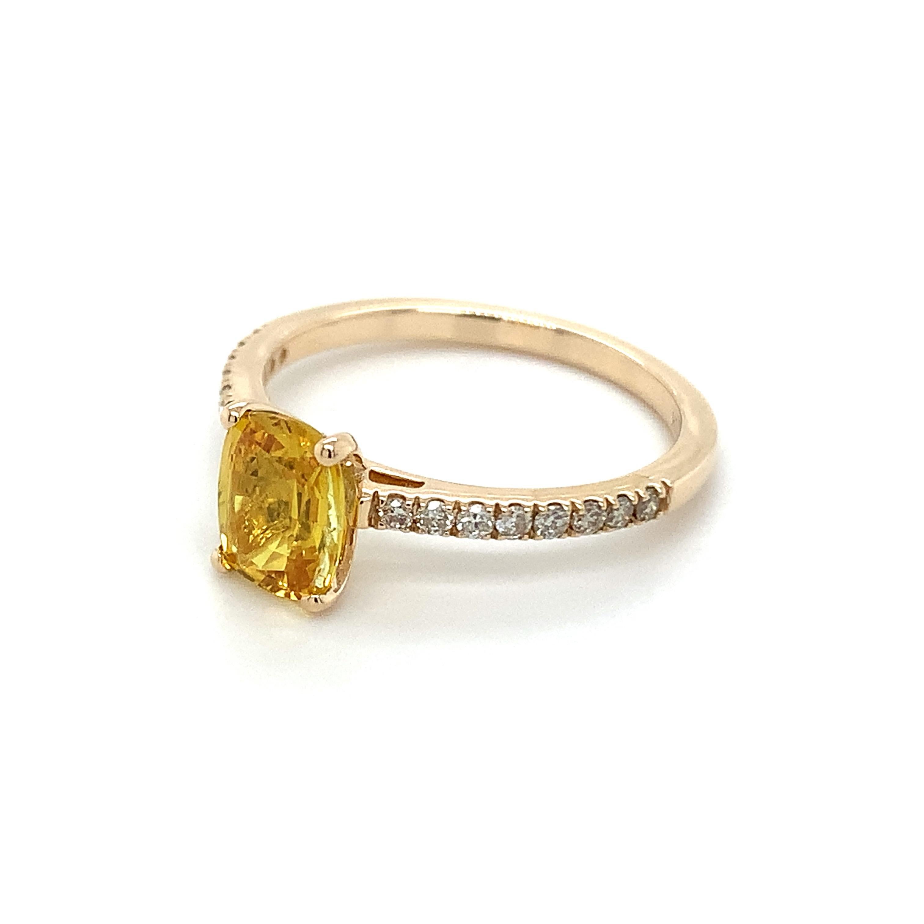 Moderne Bague en or jaune 10 carats avec saphir jaune taille coussin de 1,31 carat et diamants en vente