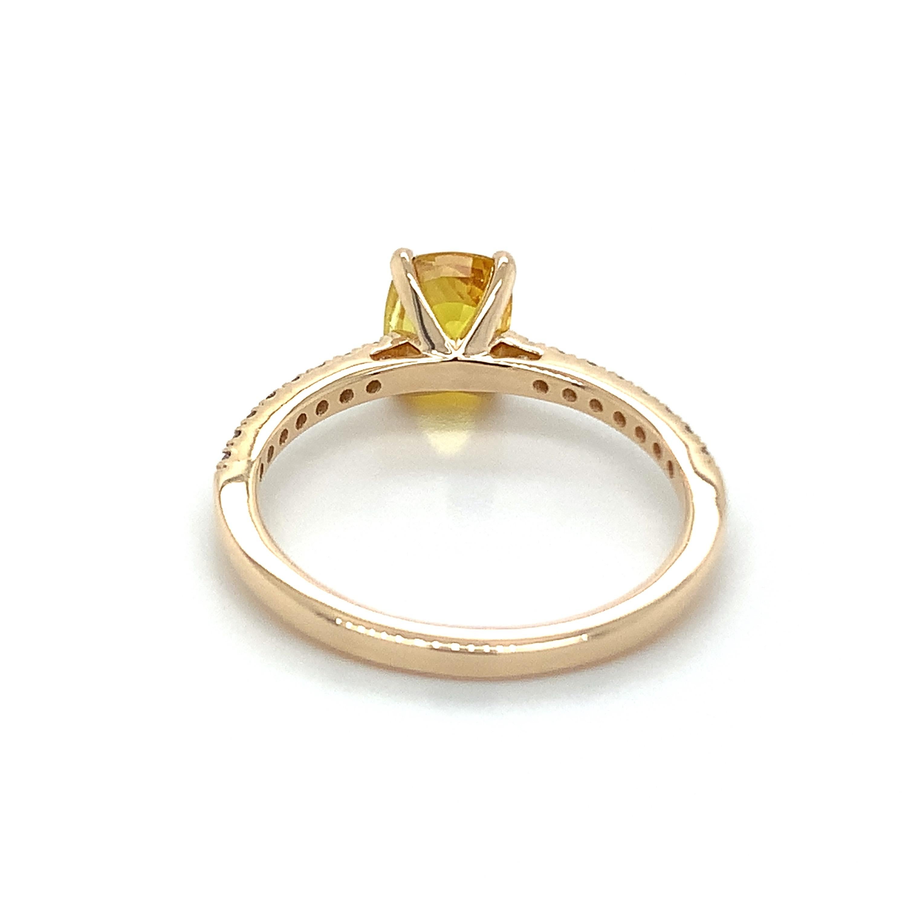 Taille coussin Bague en or jaune 10 carats avec saphir jaune taille coussin de 1,31 carat et diamants en vente
