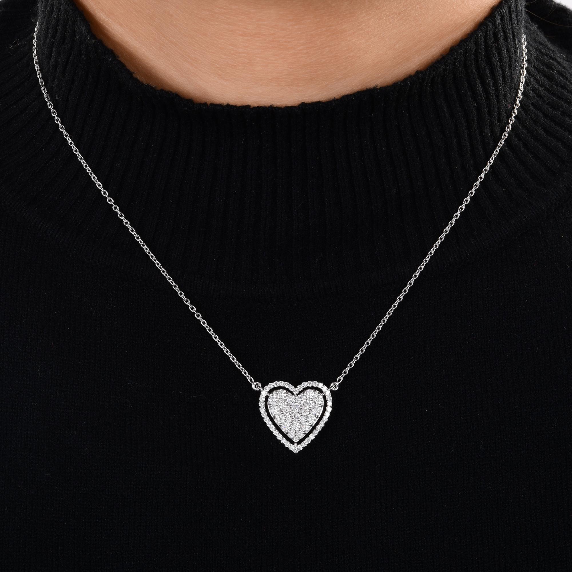 Questa collana con ciondolo a forma di cuore in oro bianco 14 carati da 1,31 carati è caratterizzata da diamanti di taglio rotondo incastonati in un gruppo a forma di cuore con diamanti a raggiera intorno a formare un ciondolo a cuore. 
I diamanti