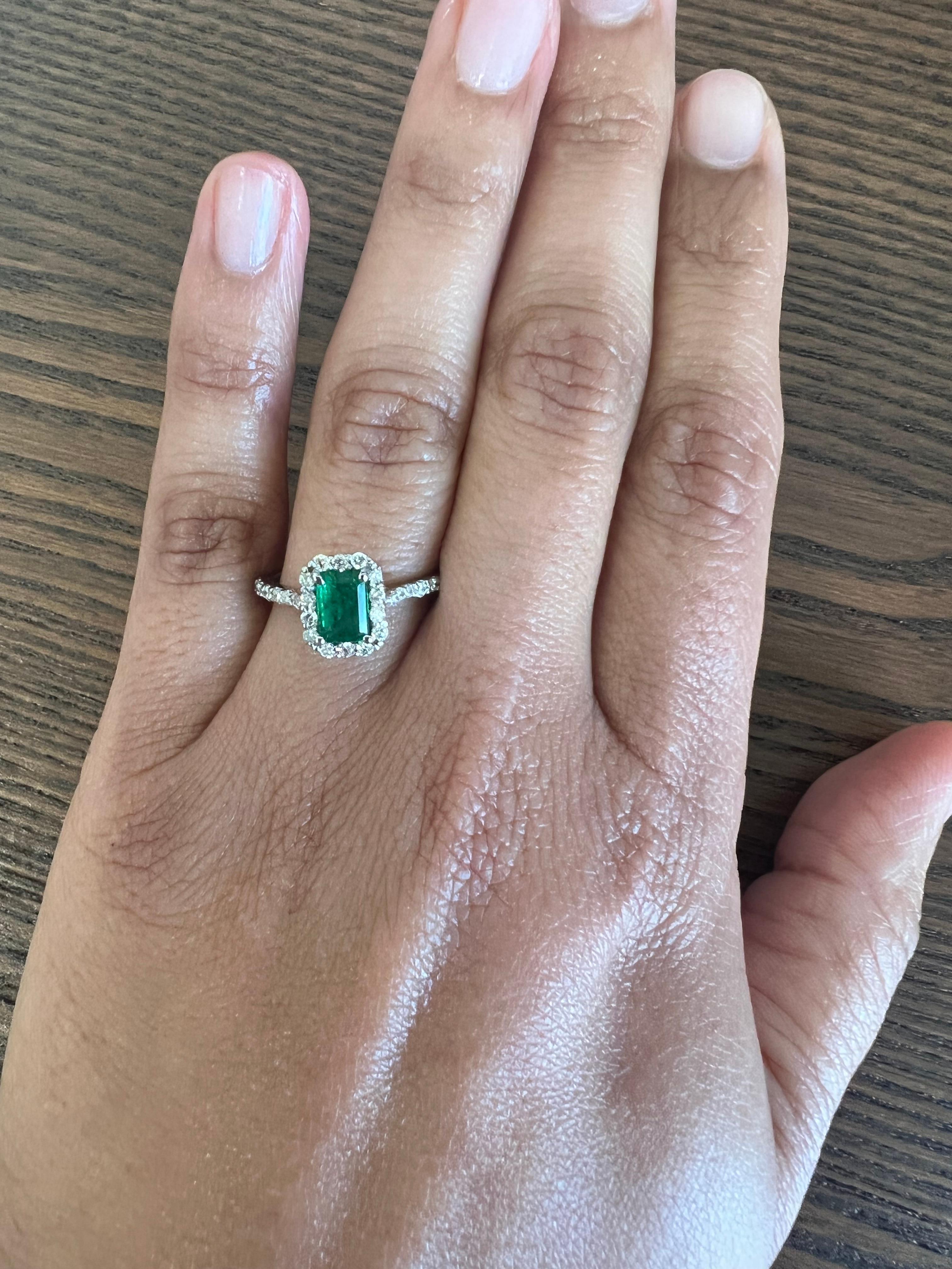 Donna 1.31 Carat Natural Emerald Diamond 18 Karat White Gold Engagement Ring in vendita
