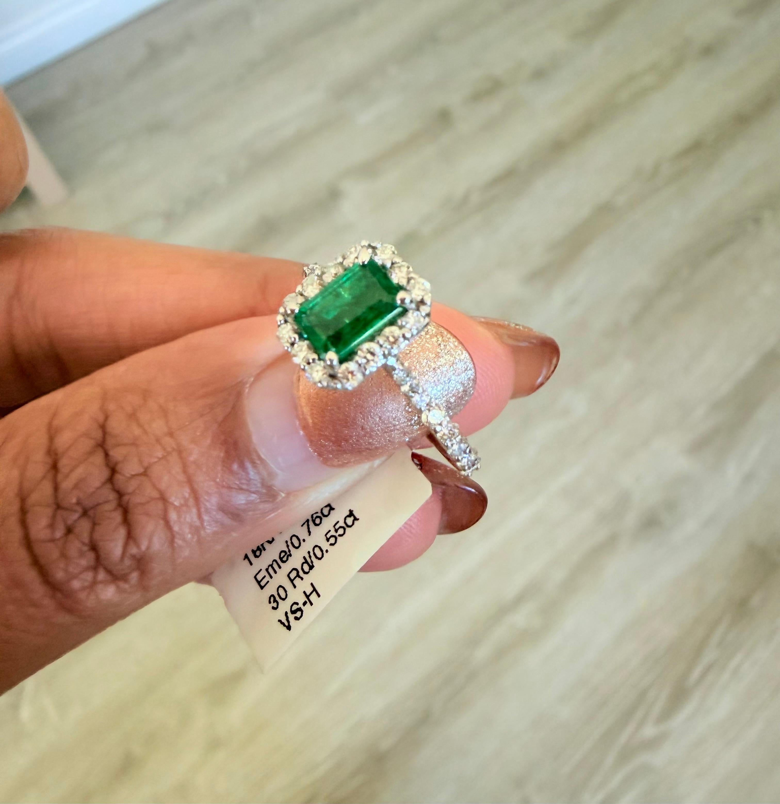 1.31 Carat Natural Emerald Diamond 18 Karat White Gold Engagement Ring in vendita 1