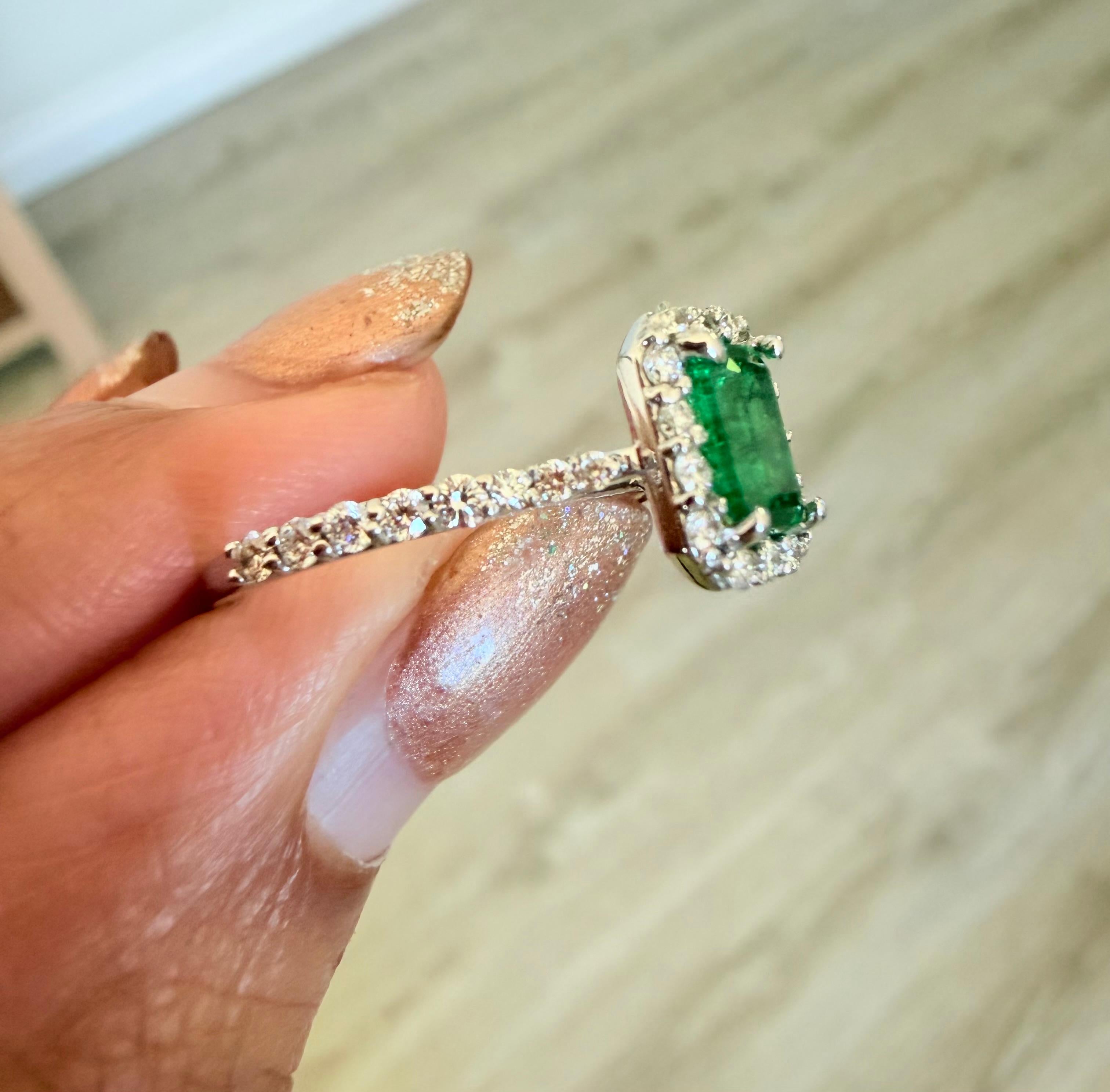 1.31 Carat Natural Emerald Diamond 18 Karat White Gold Engagement Ring in vendita 2