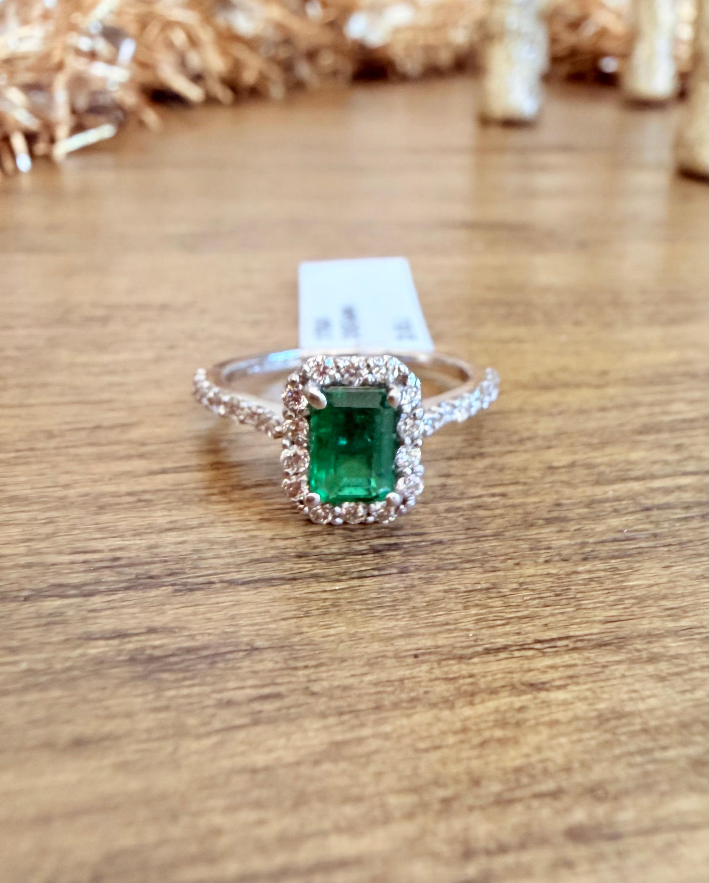 1.31 Carat Natural Emerald Diamond 18 Karat White Gold Engagement Ring in vendita 3