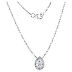 Collana con ciondolo a forma di pera con diamante da 1,31 carati, purezza SI, colore HI, montato con incastonatura a halo, in oro bianco 18 carati