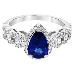 Anello da cocktail con zaffiro blu a forma di pera da 1,31 carati e alone di diamanti