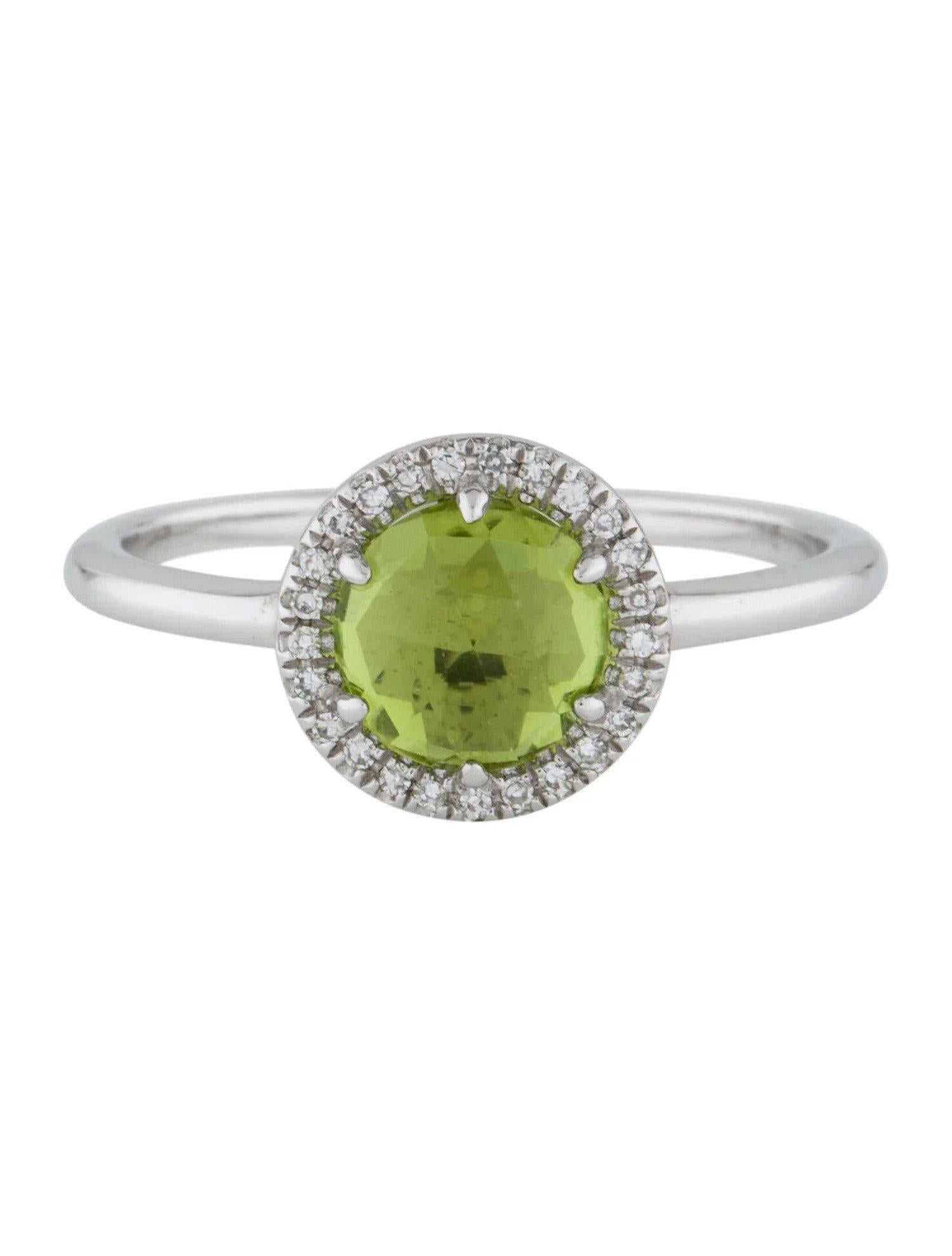 Dieser Ring mit Peridot und Diamanten ist ein atemberaubendes und zeitloses Accessoire, das jedem Outfit einen Hauch von Glamour und Raffinesse verleihen kann. 

Dieser Ring enthält einen 1,31 Karat schweren Peridot mit einem Diamant-Halo, der aus