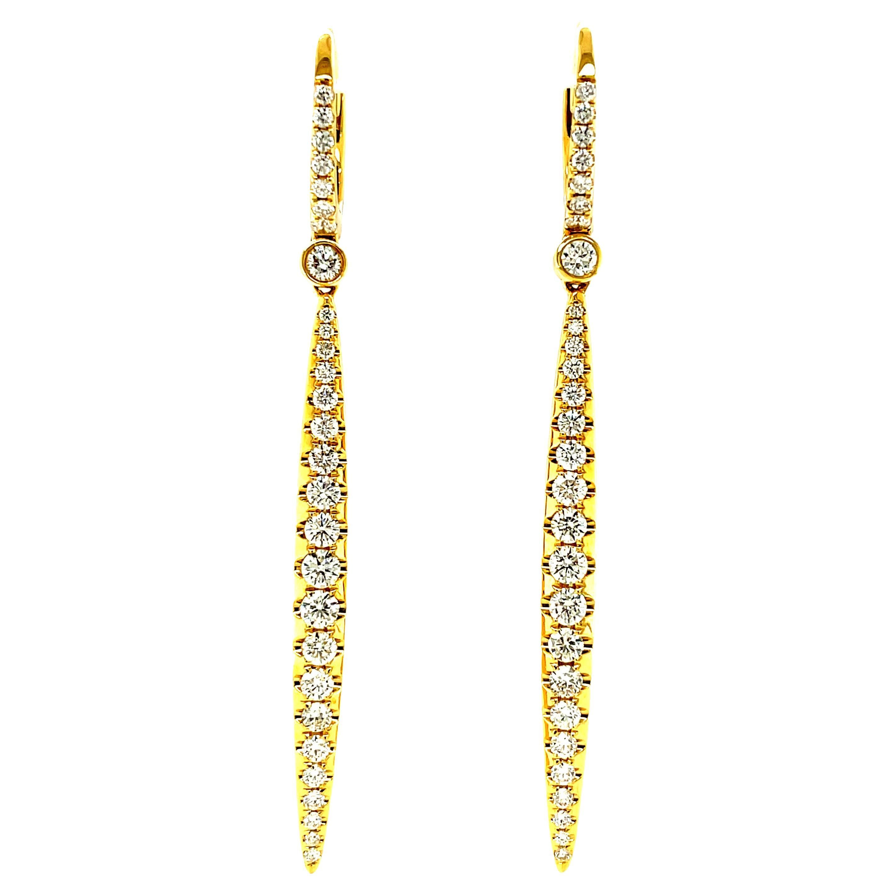 Diese wunderschönen baumelnden Ohrringe aus 18 Karat Gelbgold und Diamanten sind mit 1,31 Karat funkelnden runden Diamanten im Brillantschliff besetzt! Das längliche, geradlinige Design ist so schmeichelhaft und schick, dass sie jedem Outfit