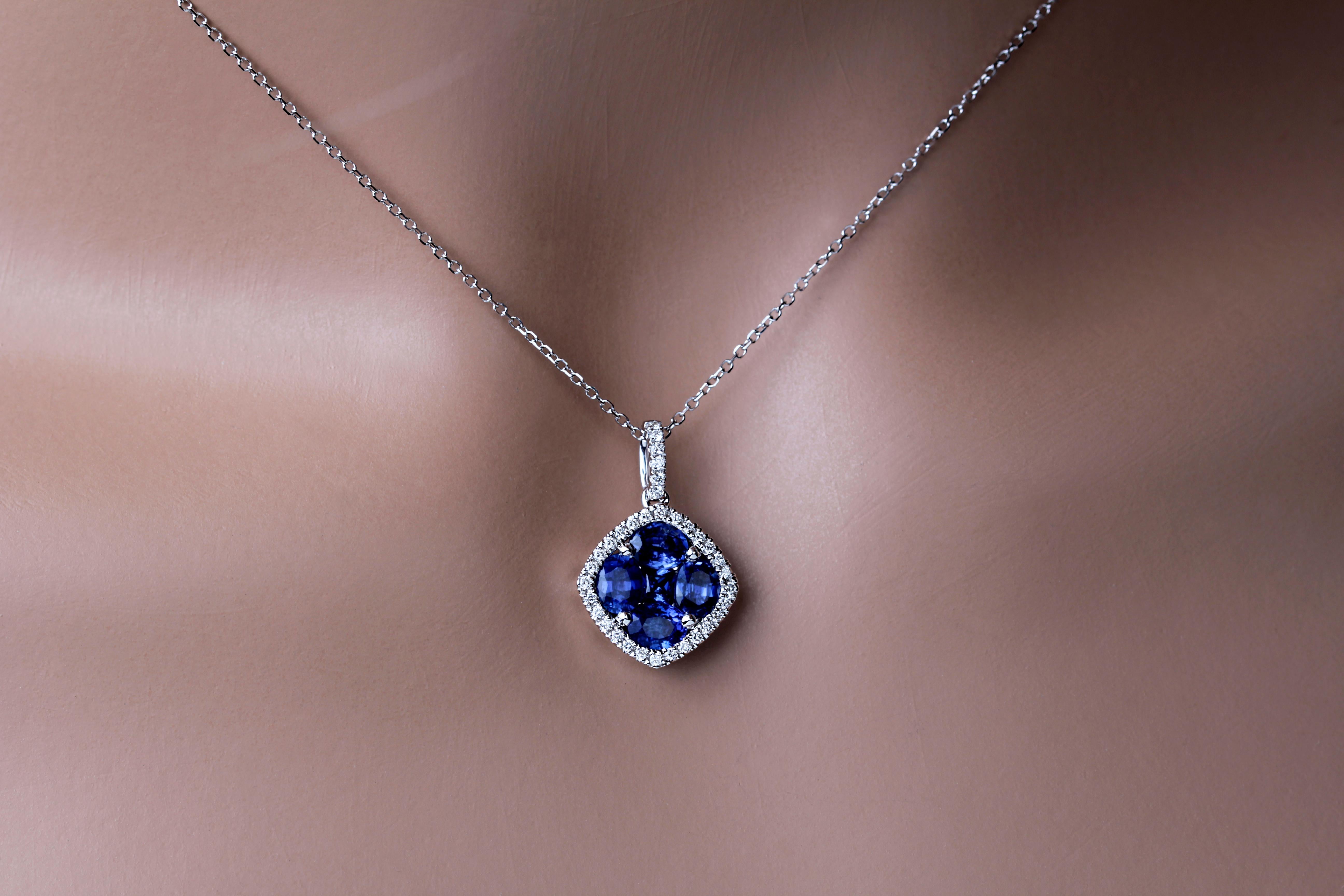 Lassen Sie sich von der Eleganz und Schönheit unseres Anhängers mit blauem Saphir und Diamanten verzaubern. Dieser Anhänger ist eine schillernde Verschmelzung von lebhaften Saphiren und funkelnden natürlichen Diamanten, die ein wirklich