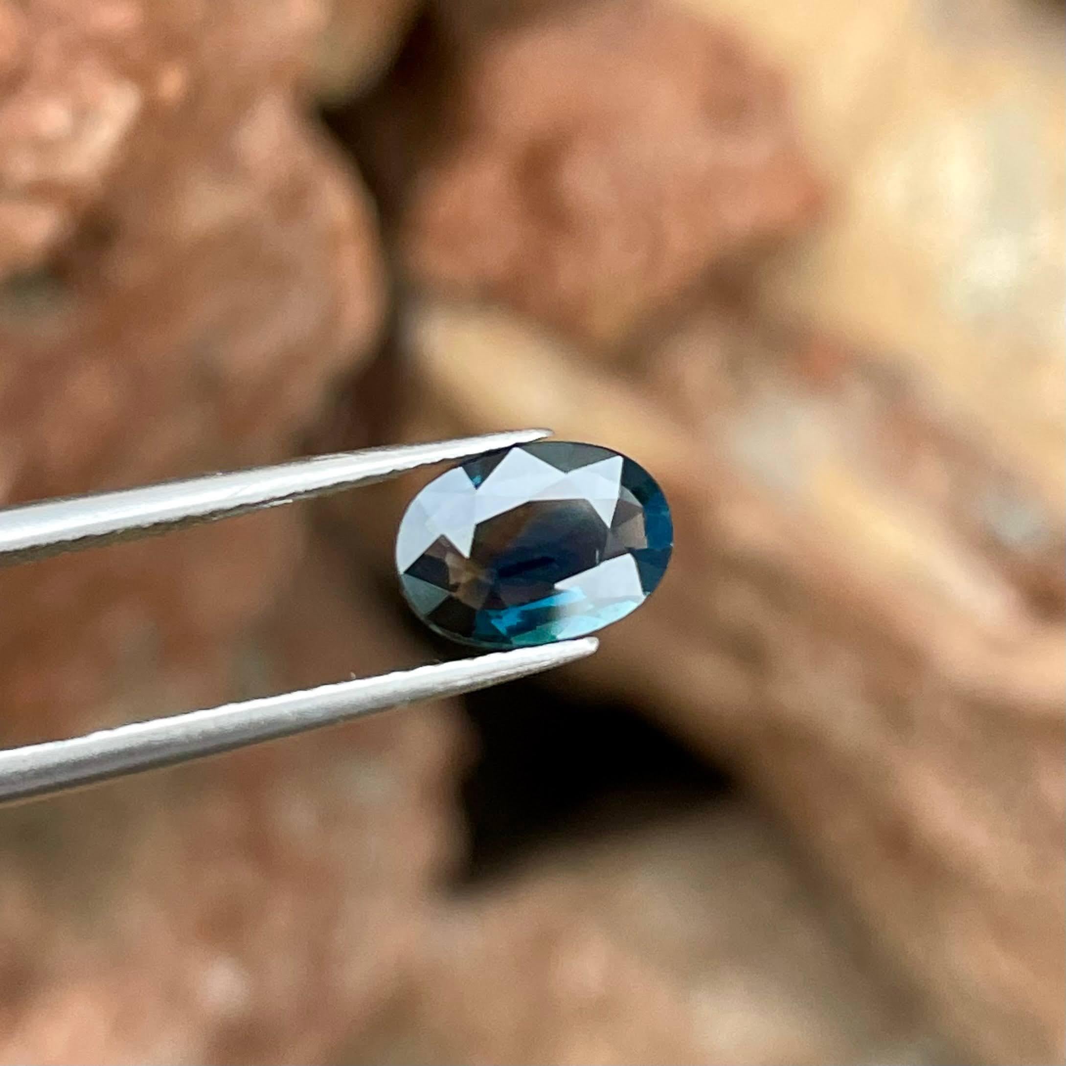 Peso 1,31 quilates 
Dimensiones 8,56x6,18x2,61 mm
Tratamiento ninguno 
Origen Mozambique 
Claridad VVS
Forma ovalada 
Corte Oval 




Esta exquisita piedra de zafiro azul de 1,31 quilates tiene una elegante talla oval, que muestra el brillo de la