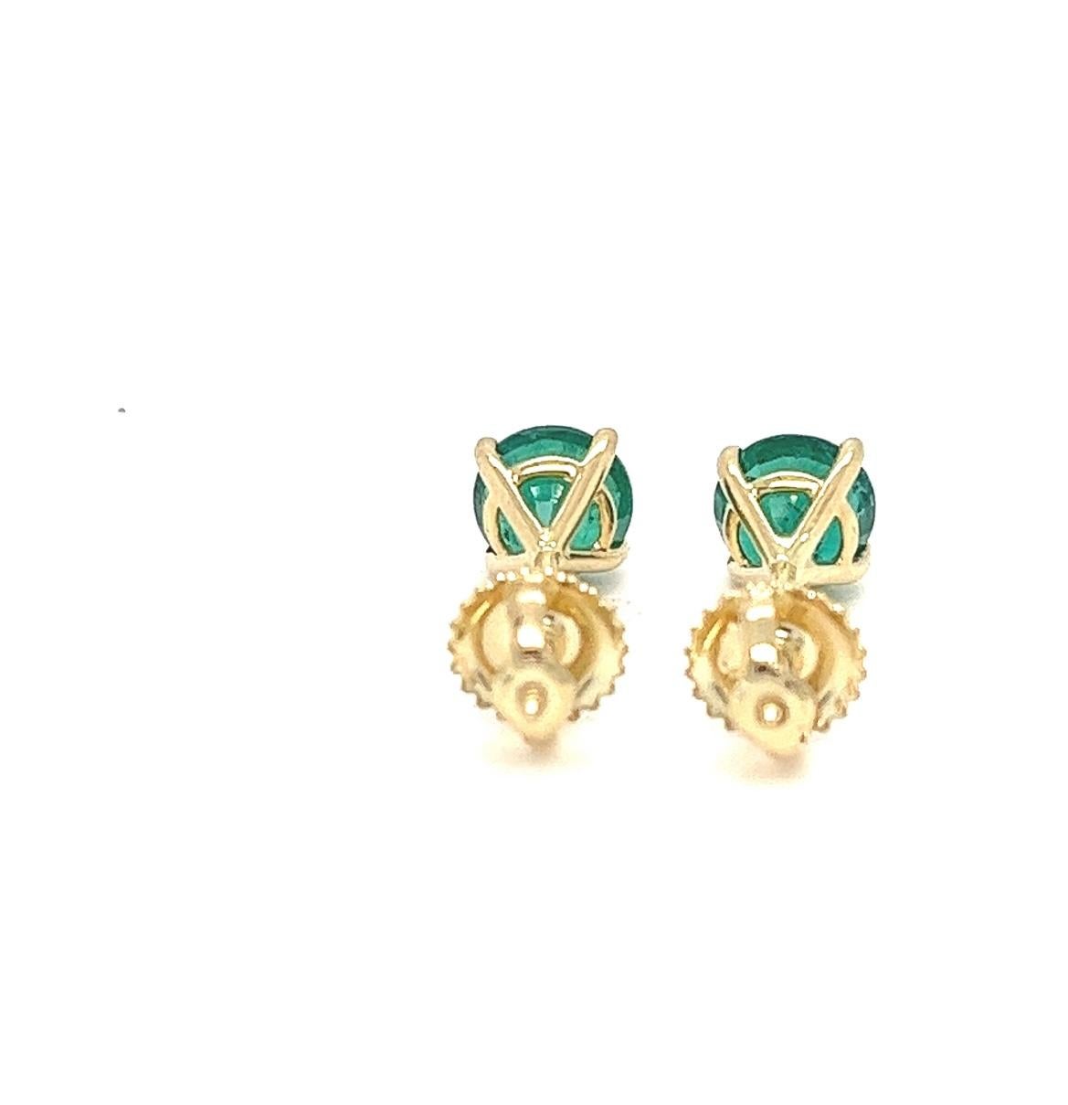 Round Cut 1.31 carats round Emerald Stud Earrings in 14K Yellow Gold. For Sale