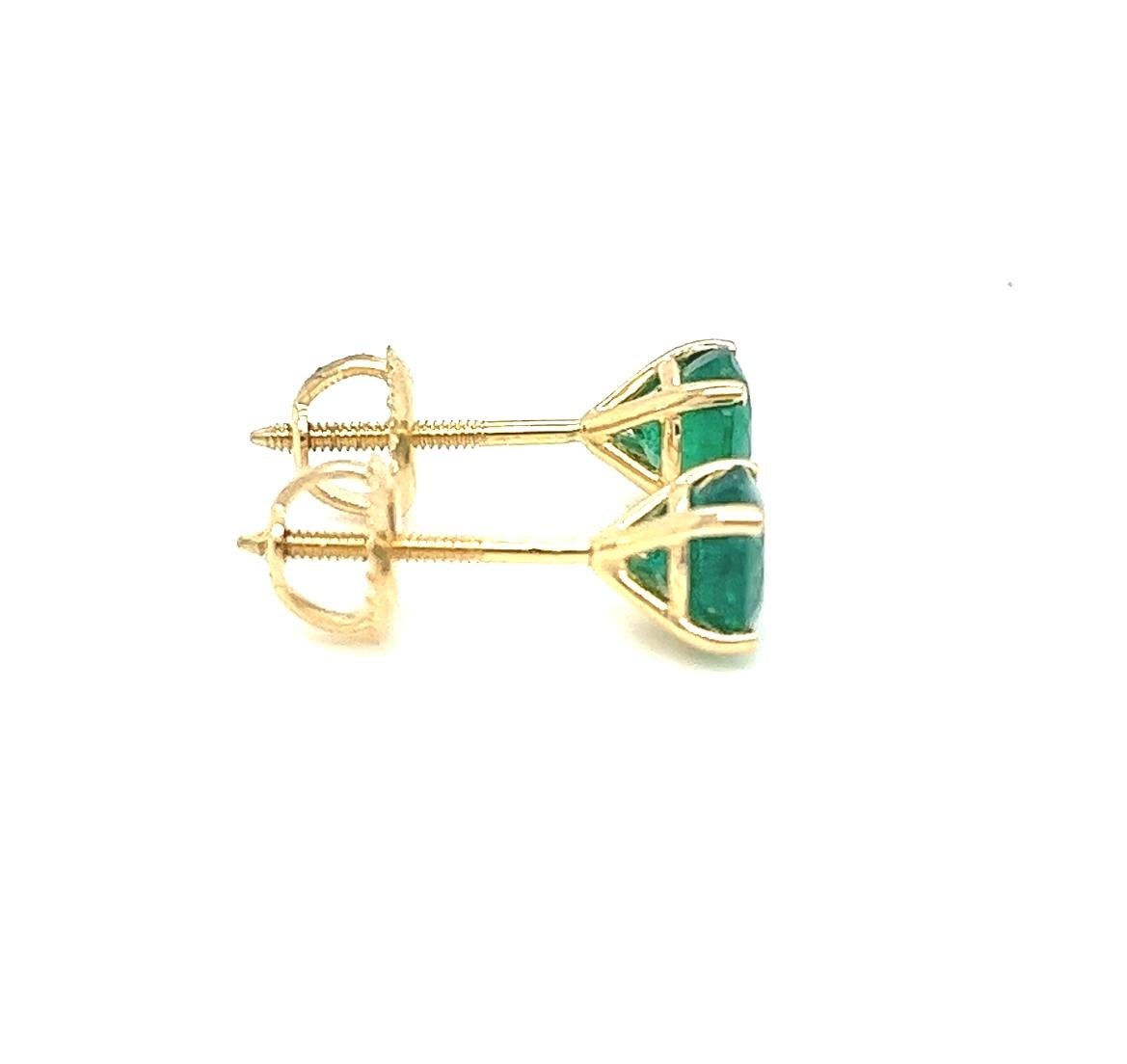 1.31 carats round Emerald Stud Earrings in 14K Yellow Gold. In New Condition For Sale In Miami, FL