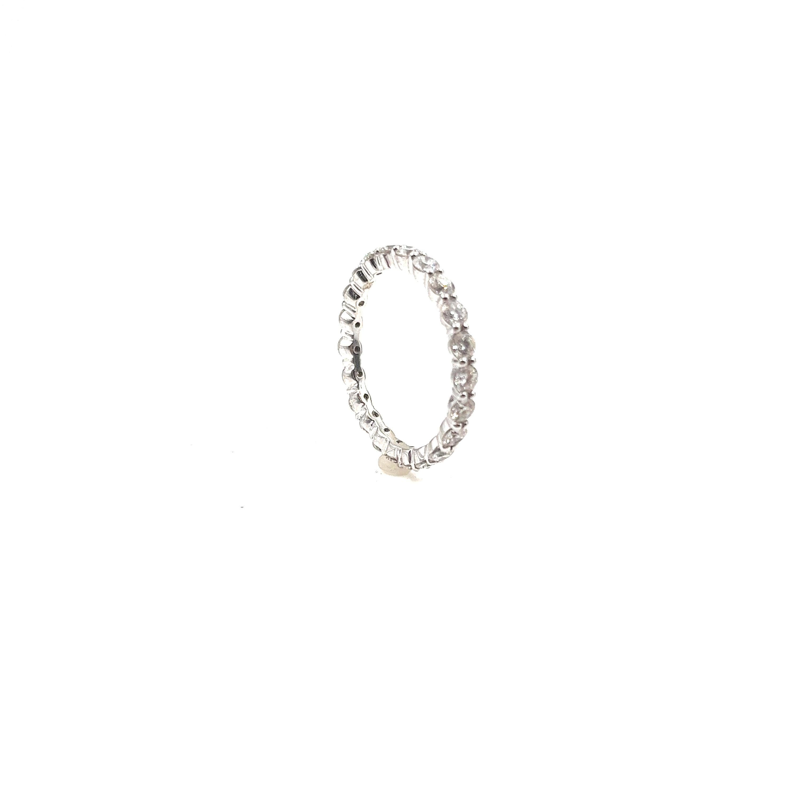 Round Cut 1.31 ct Diamond Eternity Ring For Sale