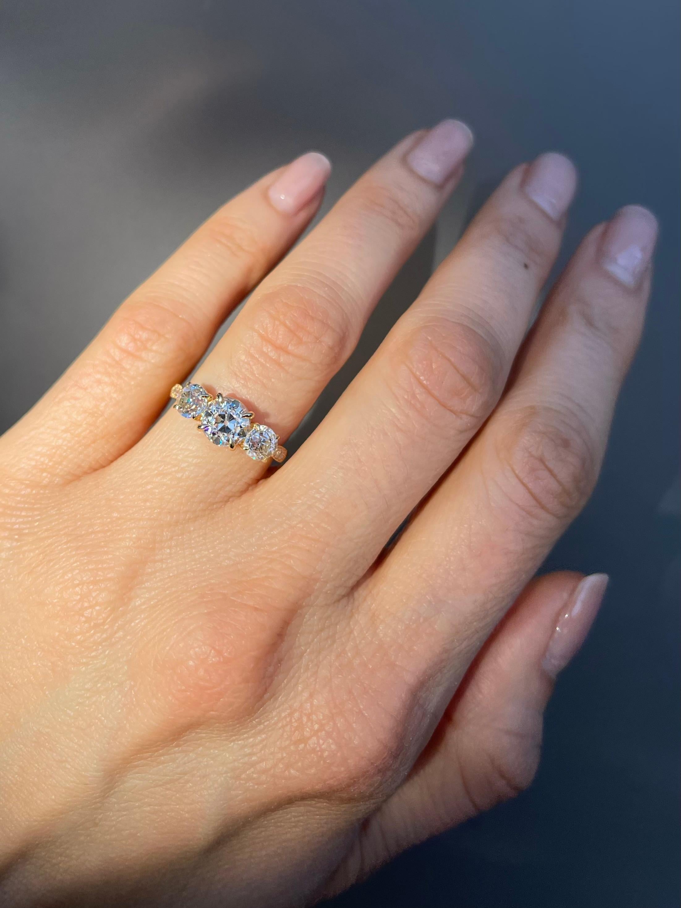 1,31 Ct. Anello a 3 pietre con diamante vecchio taglio europeo GIA di Bespoke by Platt In condizioni Nuovo in vendita a Los Angeles, CA