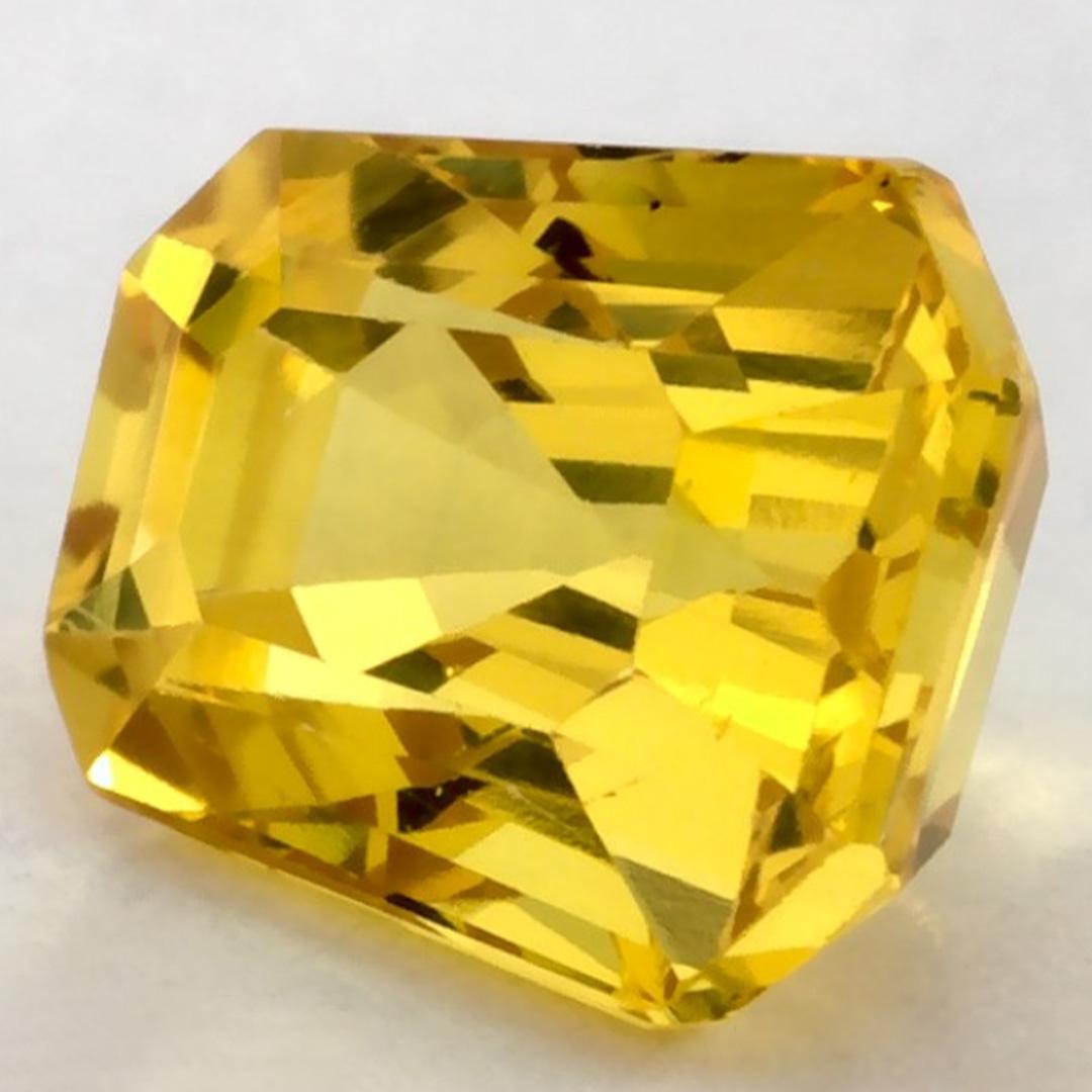 Ce saphir jaune naturel offre élégance et sophistication. Avec sa riche saturation de couleurs et sa coupe précise, il constitue la pièce maîtresse parfaite pour une bague de fiançailles ou une conception de bijoux de luxe.

Ce saphir provient du
