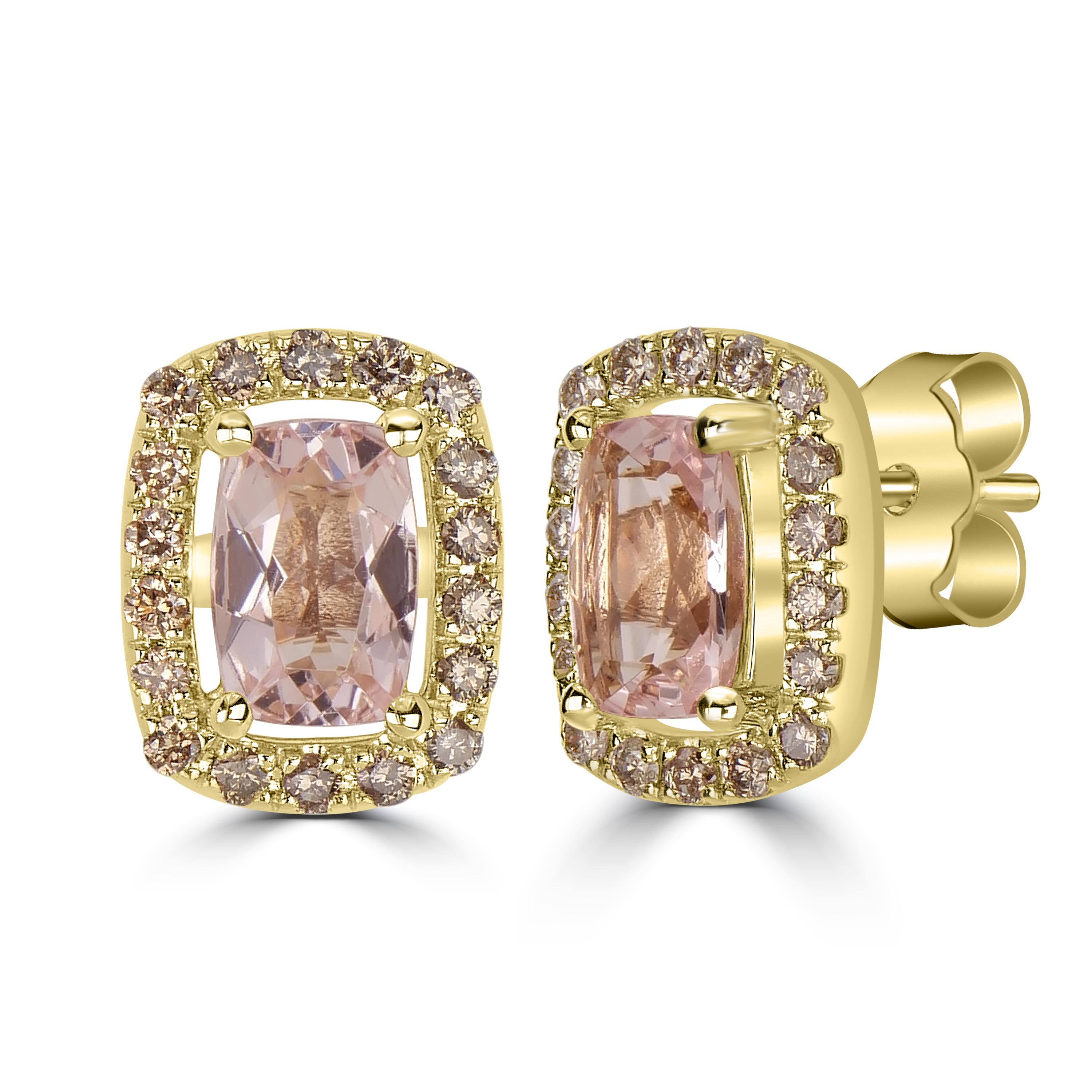 Embrassez la teinte douce et romantique de ces clous d'oreilles en or jaune 14 carats, ornés d'un halo de morganite rose et de diamants. Chaque boucle d'oreille est ornée d'une captivante pierre centrale en morganite rose, entourée d'un délicat halo