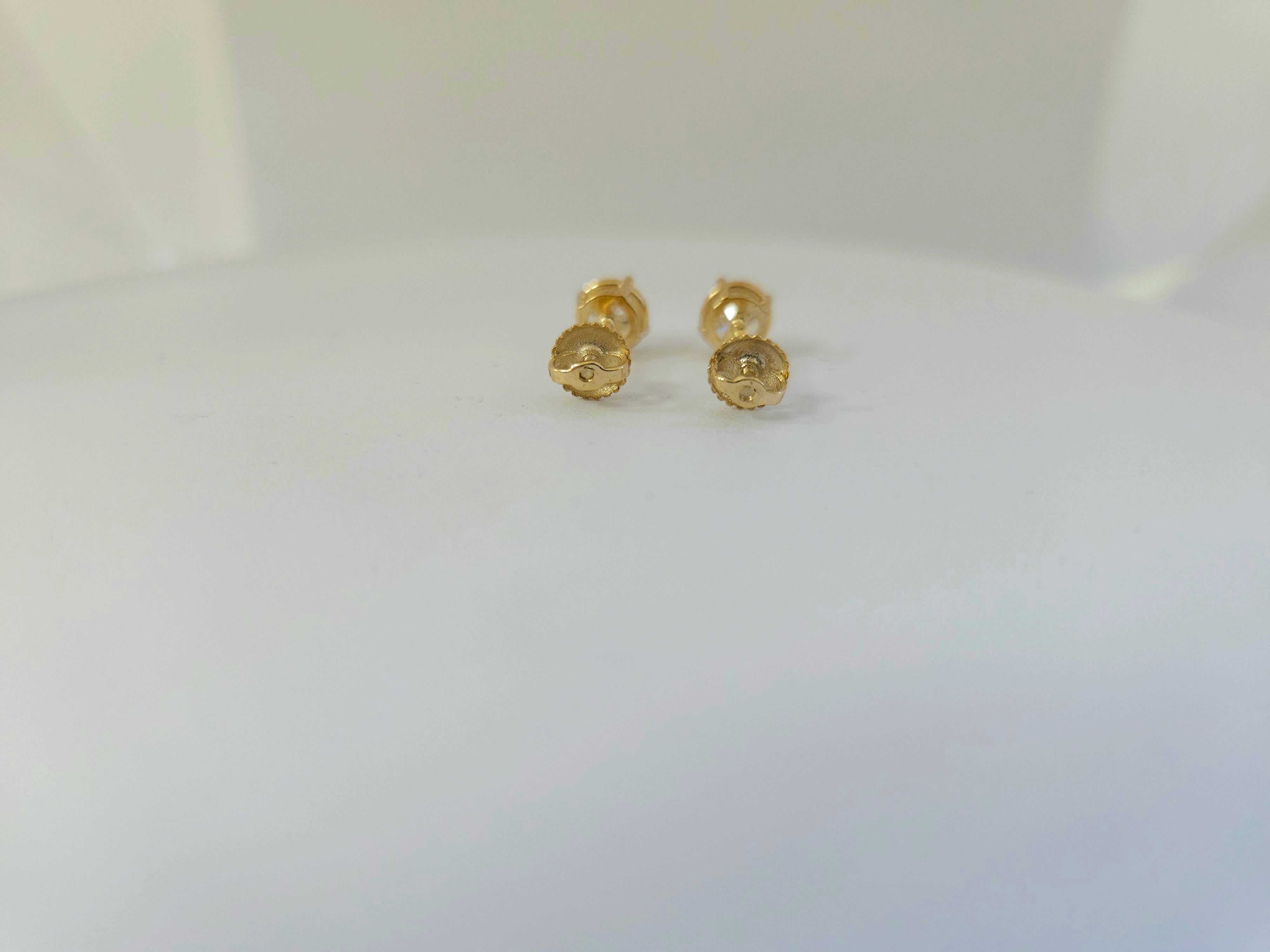 Taille ronde 1.31 Ctw Diamond Natural Round Square Back Studs Yellow Gold en vente
