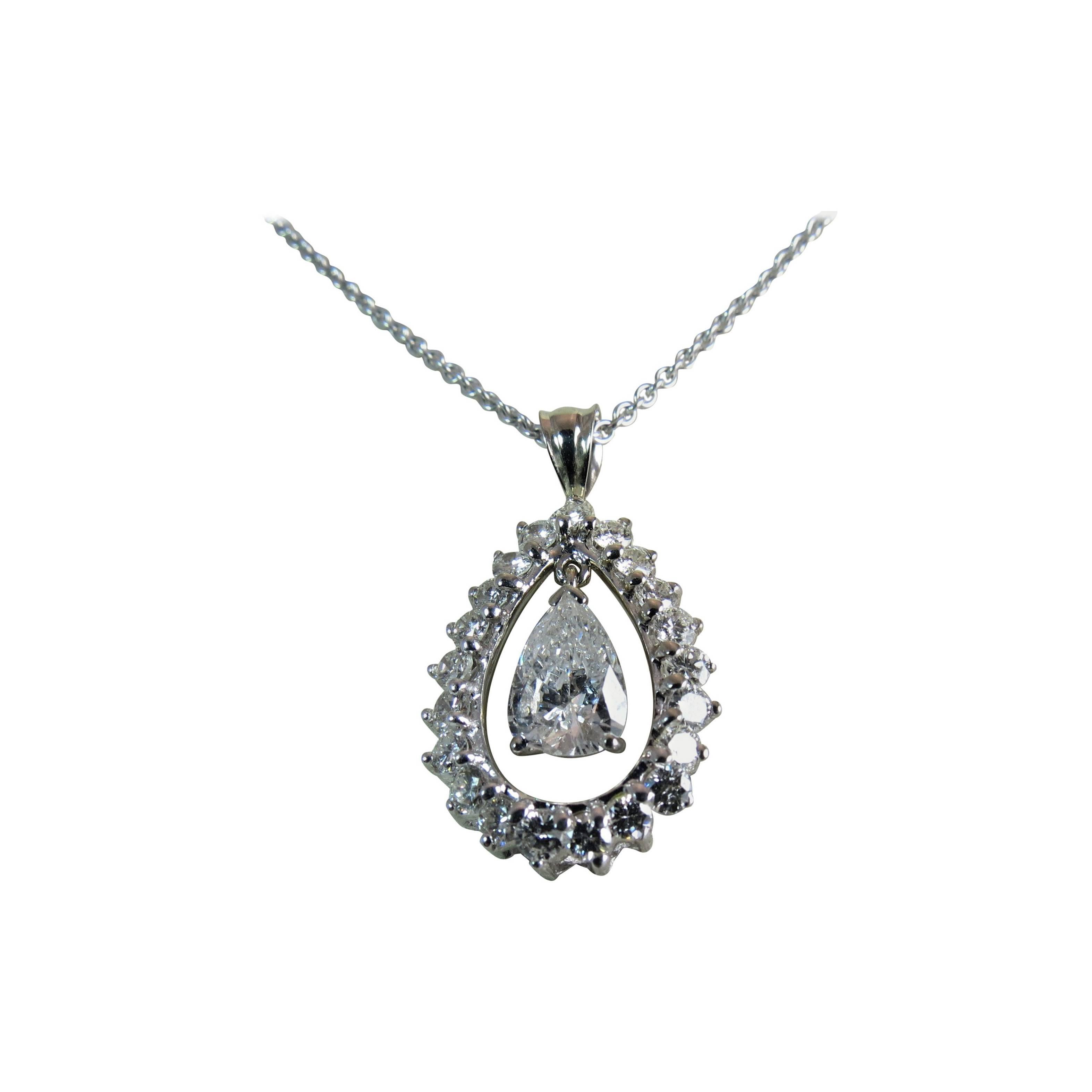 Pendentif en or blanc serti d'un diamant en forme de poire de 1,31 carat en vente