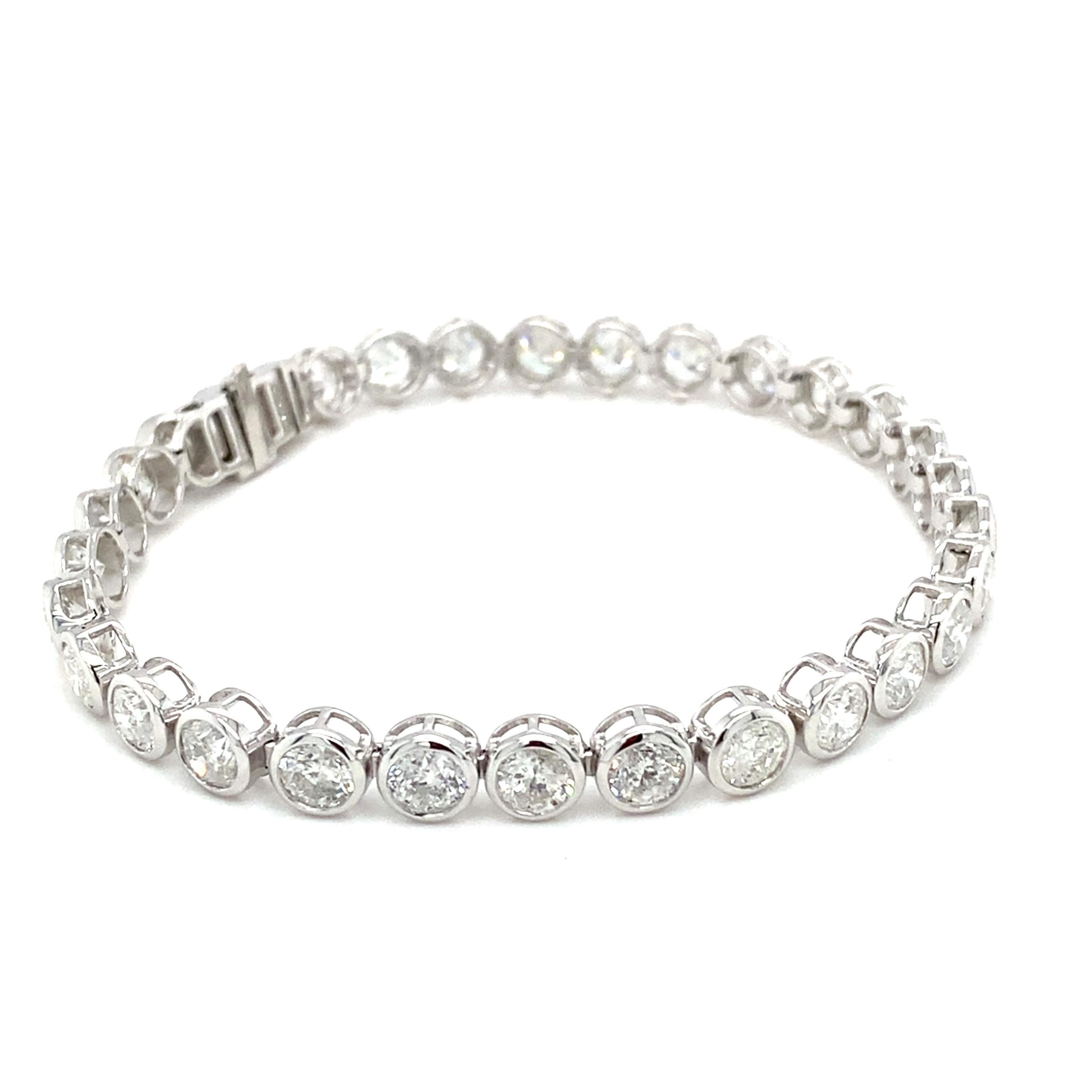 Women's 13.10 Carat Brilliant Cut Diamond Platinum Tennis Bracelet For Sale