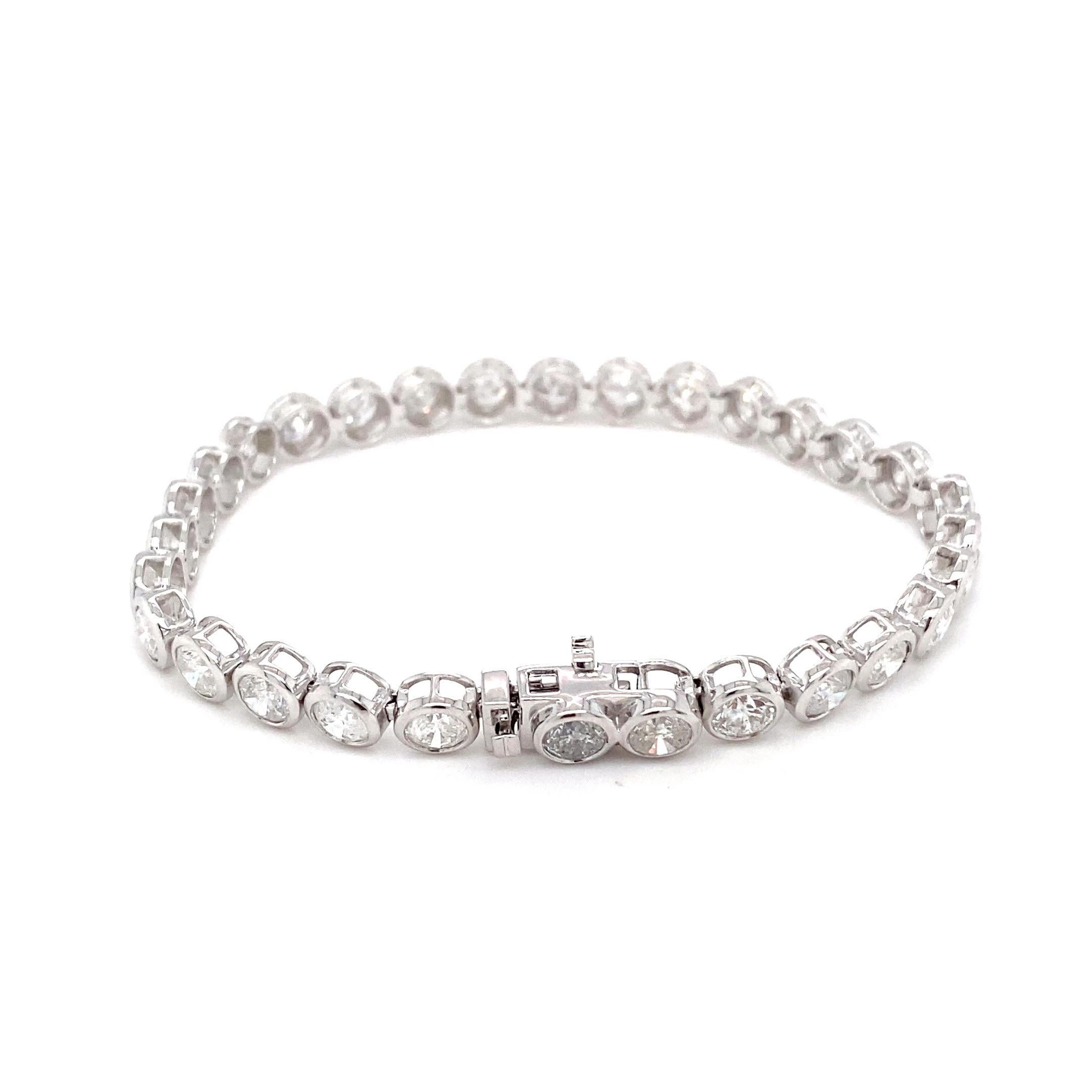13.10 Carat Brilliant Cut Diamond Platinum Tennis Bracelet For Sale 4
