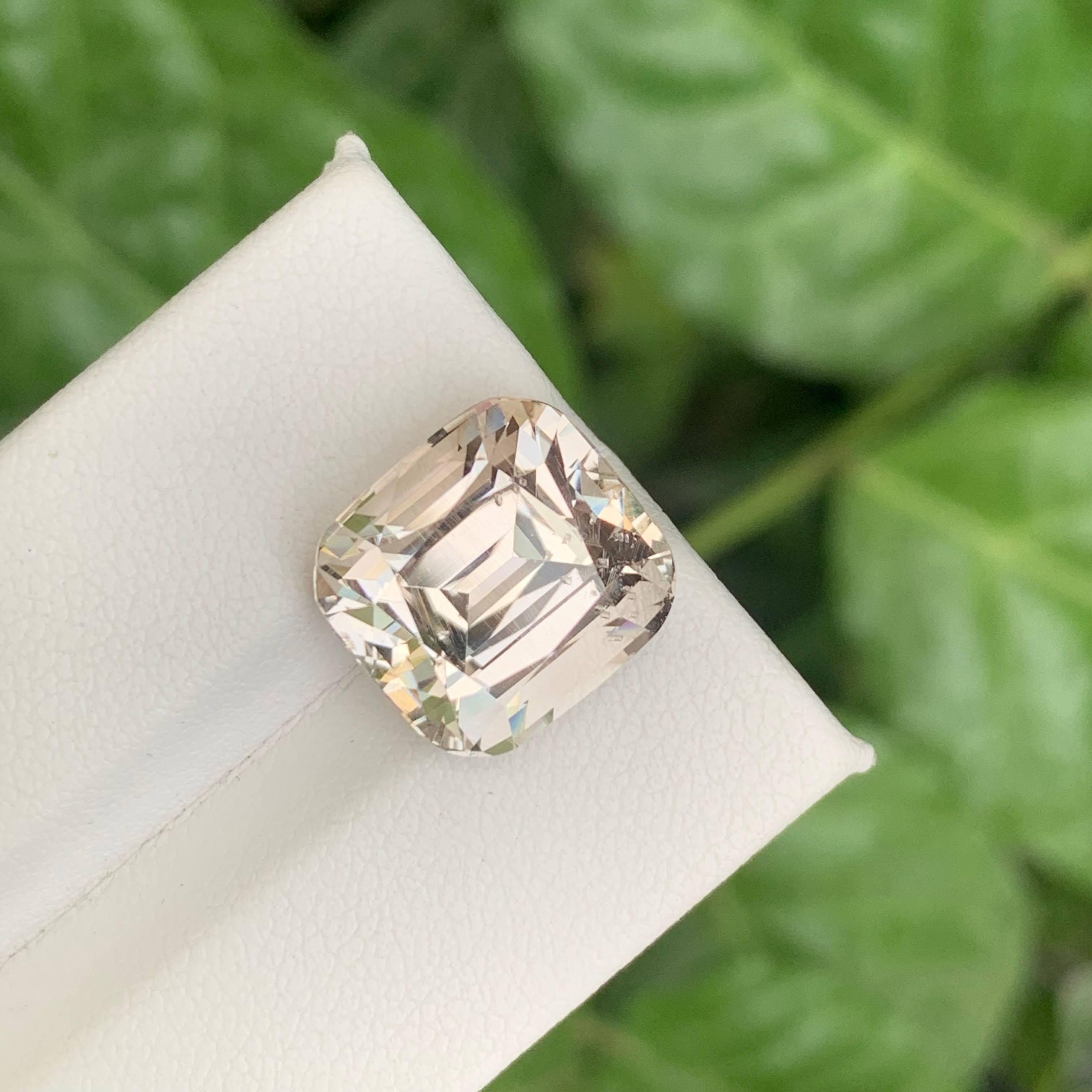 Moderno 13.10 carati di pietra naturale sciolta in oro chiaro Topazio taglio cuscino Gemma pakistana in vendita