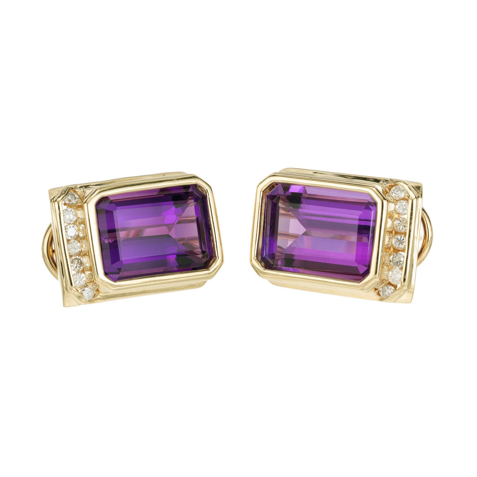 Boucles d'oreilles à clip en améthyste violette et diamant des années 1970. 2 améthystes rectangulaires d'un poids total de 13,10 ct serties dans une monture en or jaune 14k. Chaque boucle d'oreille est ornée de 7 diamants ronds de taille brillante.