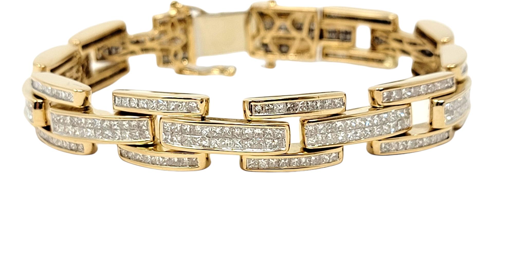 Ce bracelet audacieux ajoute un style massif au poignet du gentleman à la mode. Avec ses beaux grands maillons et ses diamants, il est impossible de passer inaperçu. 

Ce bracelet en or jaune 18 carats étincelle et brille grâce à 420 diamants