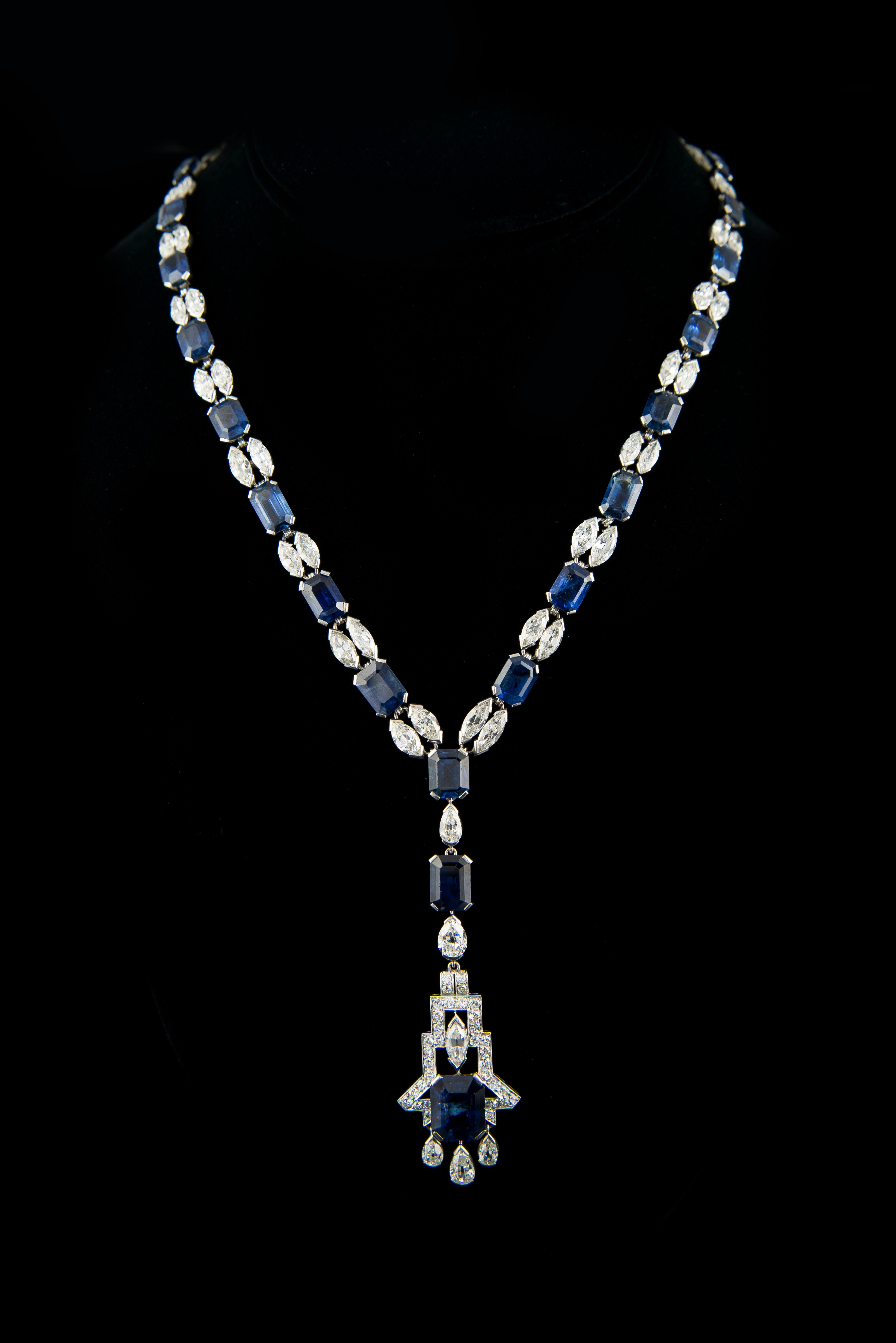 Contemporary 131.05 Carat No Heat Sapphires and Diamonds Necklace and Earrings Platinum For Sale