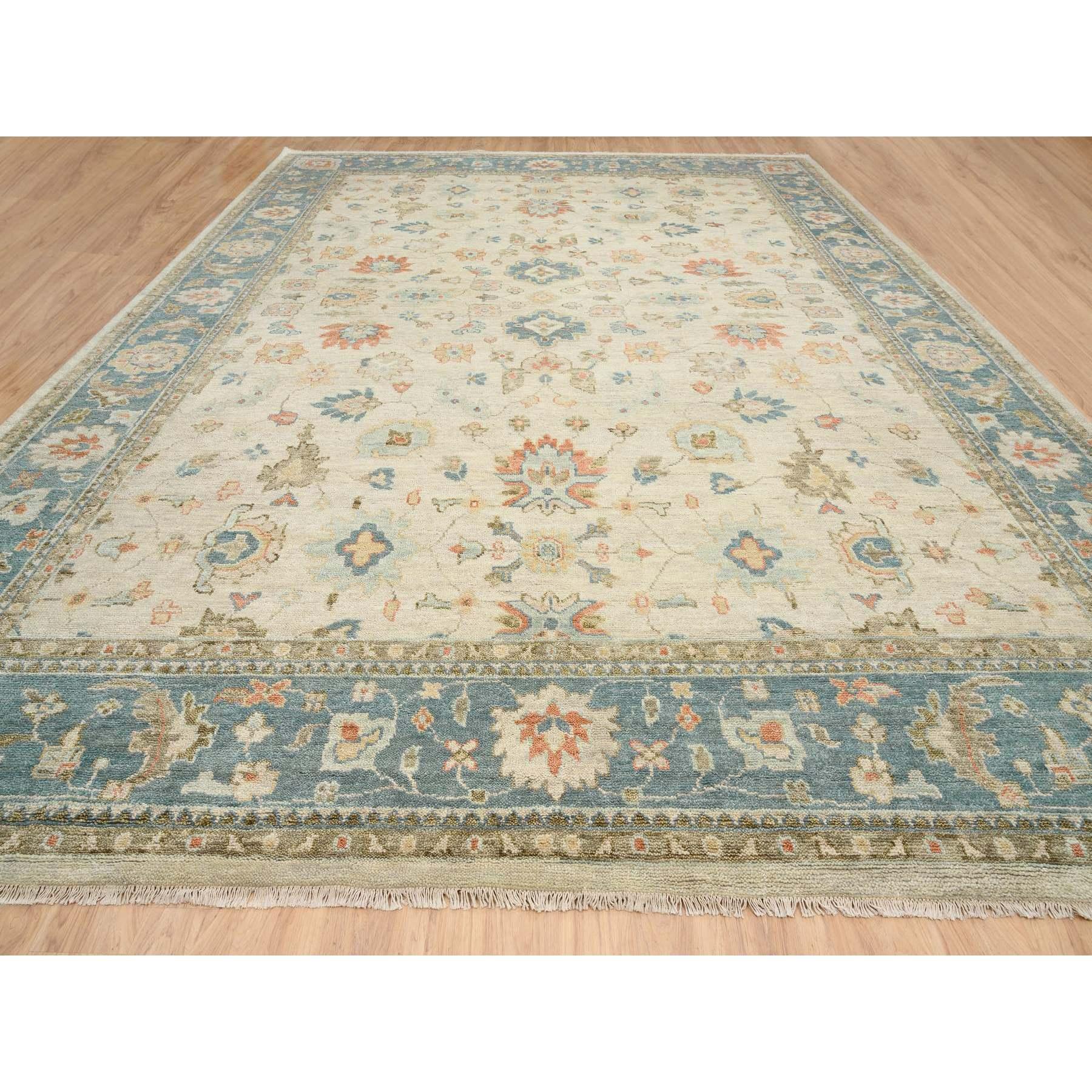 Il s'agit d'un véritable tapis d'Orient, unique en son genre, en laine douce crème nouée à la main, Oushak, avec un design floral. La collection Supple est épaisse et pelucheuse, et le tapis est surdimensionné. Il a été noué pendant des mois et des