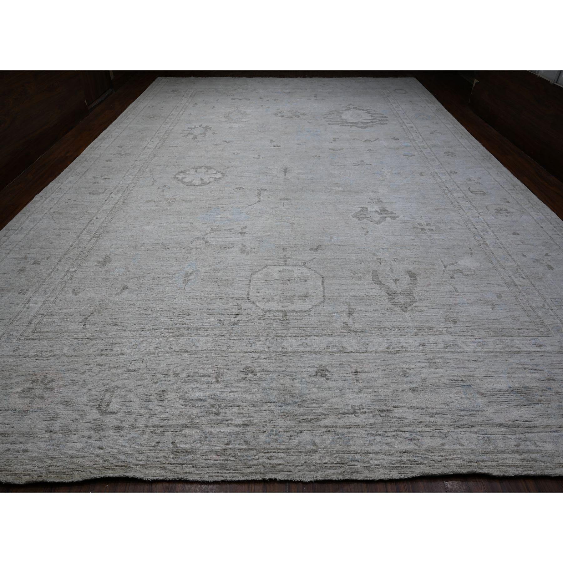 Ésta es una auténtica alfombra oriental de Angora Oushak, anudada a mano, de pura lana, única en su especie. Ha sido anudada durante meses y meses con técnicas artesanales de tejido centenarias por expertos artesanos.
Materiales primarios: