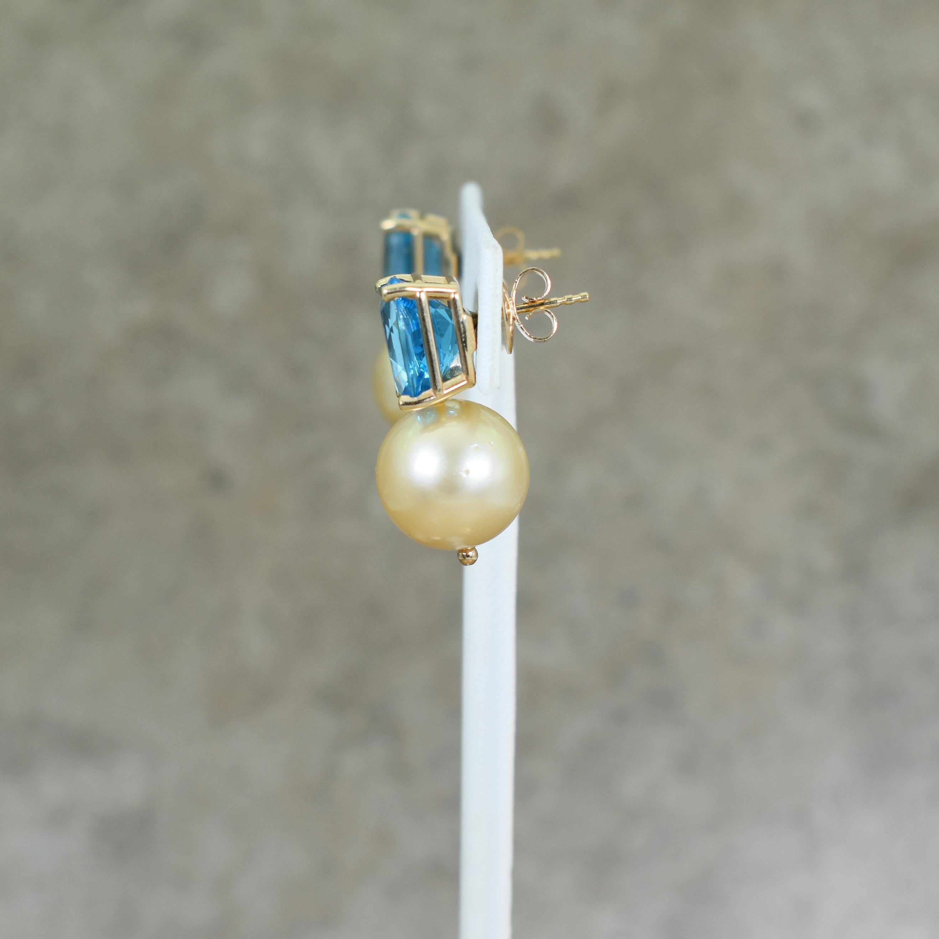 Taille coussin antique Clous d'oreilles en goutte en or 14 carats avec topaze bleue de 13,12 carats et perle champagne en vente