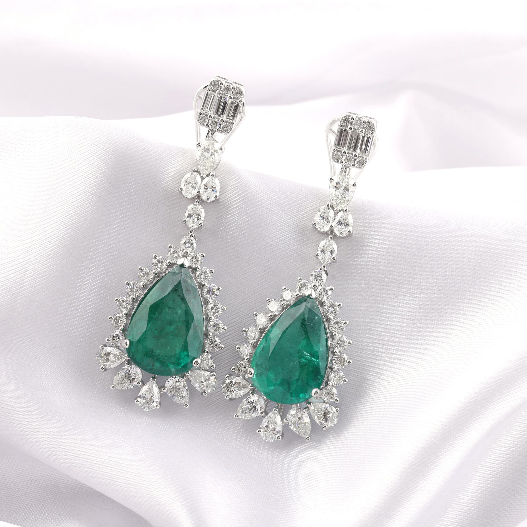 13,12 Karat Smaragd 5,58 Karat Diamant Hochzeit Tropfen Ohrringe 14 Karat Weißgold (Tropfenschliff) im Angebot