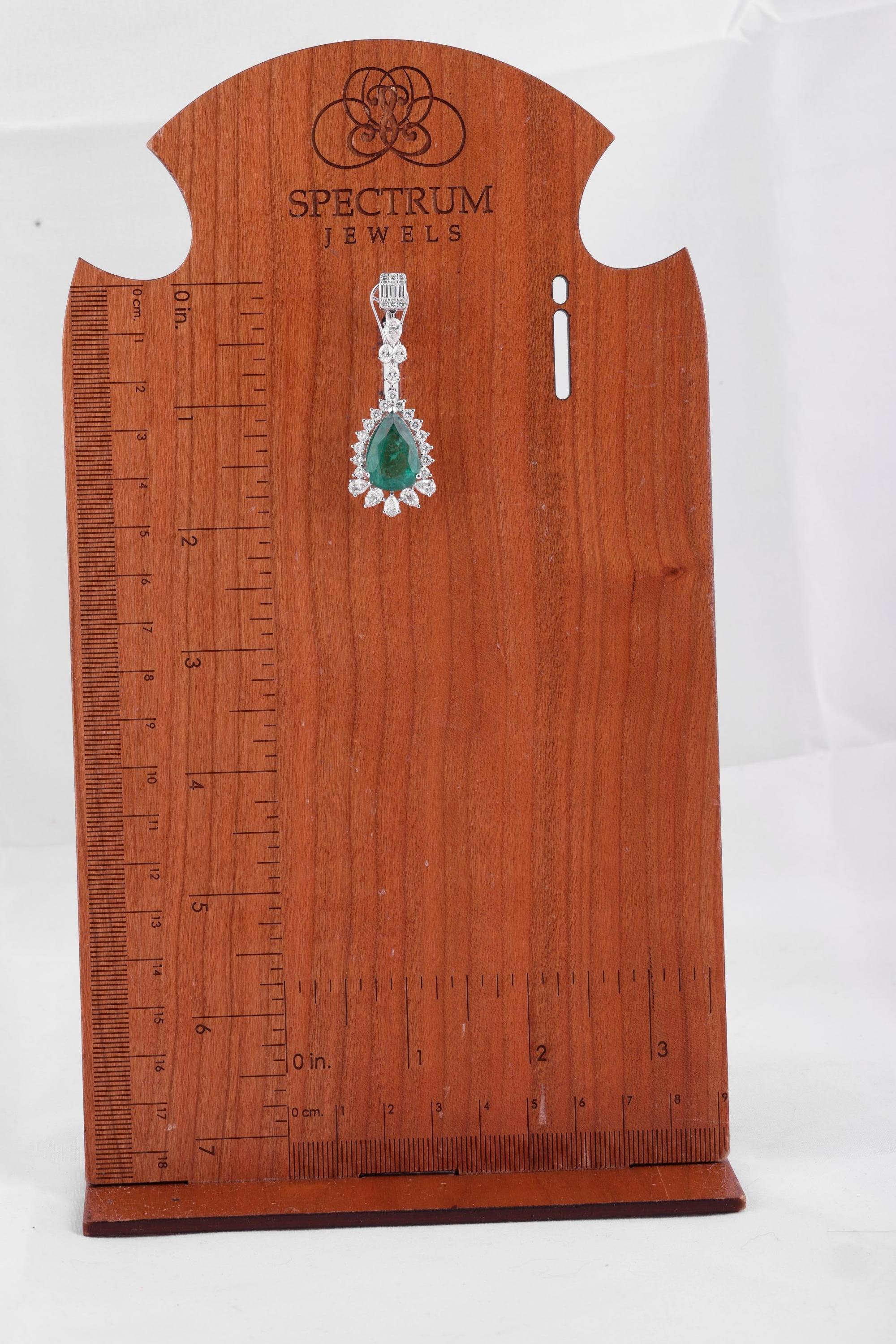 13,12 Karat Smaragd 5,58 Karat Diamant Hochzeit Tropfen Ohrringe 14 Karat Weißgold Damen im Angebot