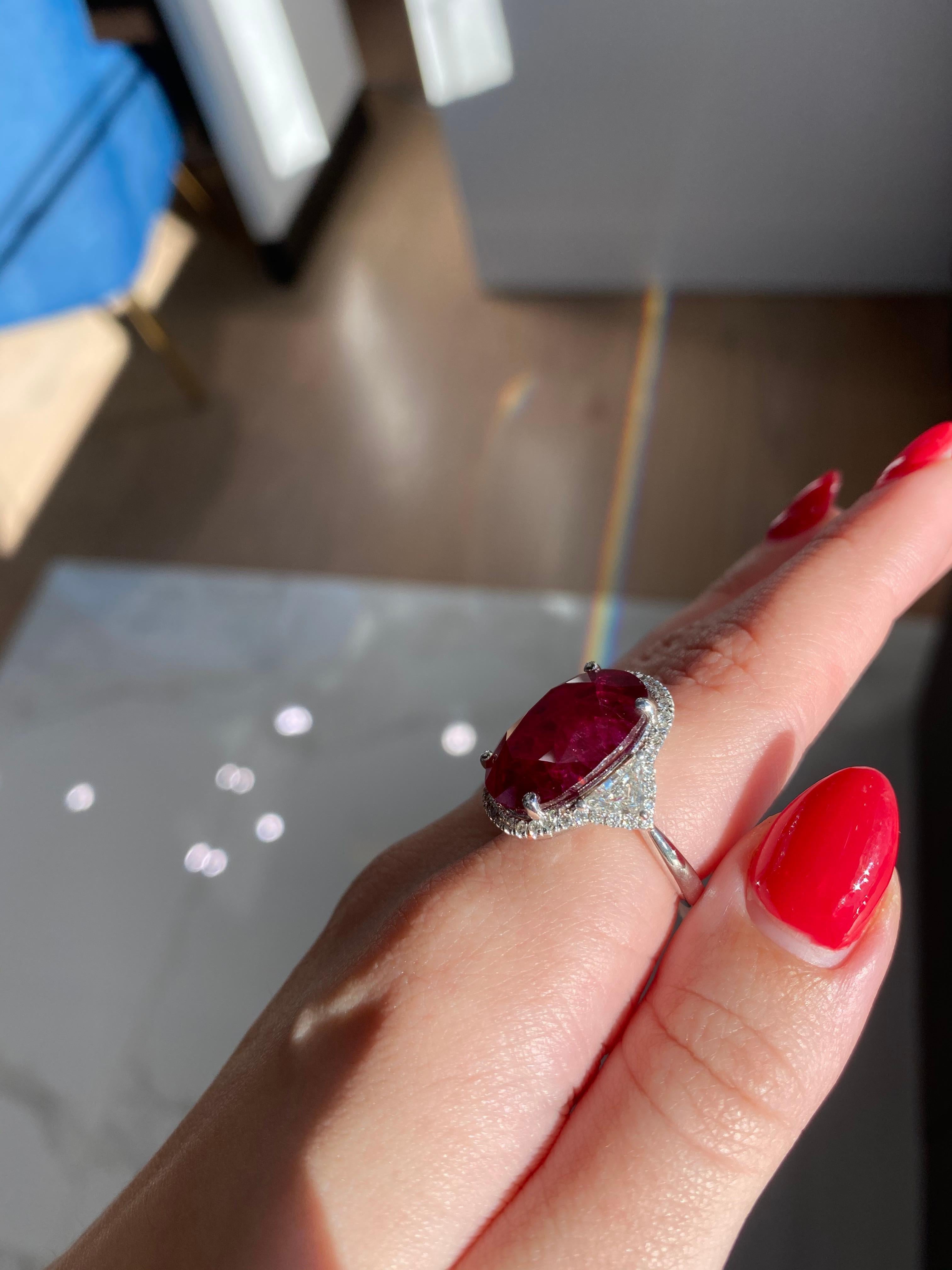 18 Karat Gold Ring mit 13,12 Karat natürlichem Rubin im Ovalschliff und 1,26 Karat Diamant 5