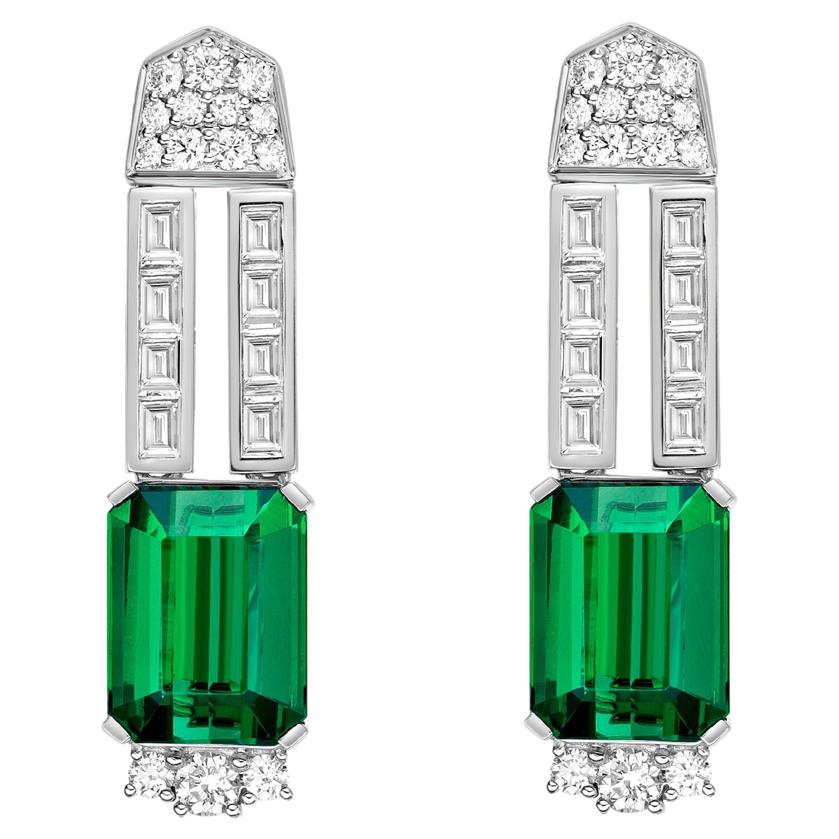 Boucles d'oreilles pendantes en or blanc 18 carats avec tourmaline verte de 13,13 carats et diamant.