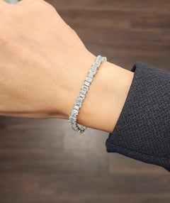 Bracelet en platine serti de diamants taille émeraude et baguette, totalisant 13,13 carats