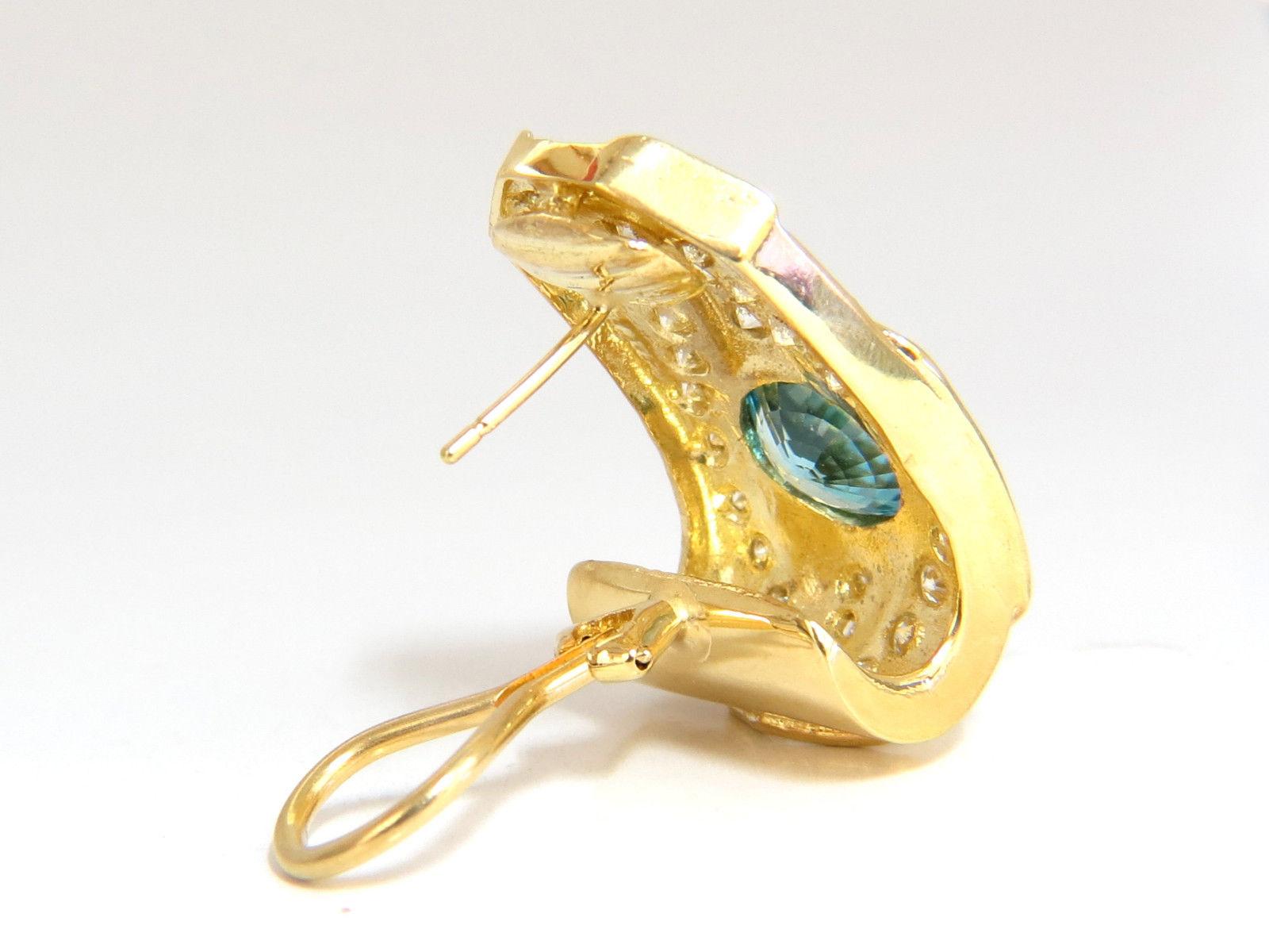 Taille ovale Clips d'oreilles en or 18 carats avec zircon bleu vif naturel de 13,14 carats et diamants en vente