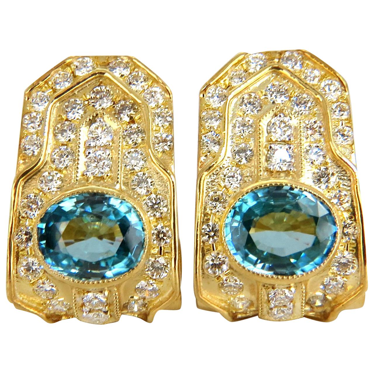 Clips d'oreilles en or 18 carats avec zircon bleu vif naturel de 13,14 carats et diamants en vente