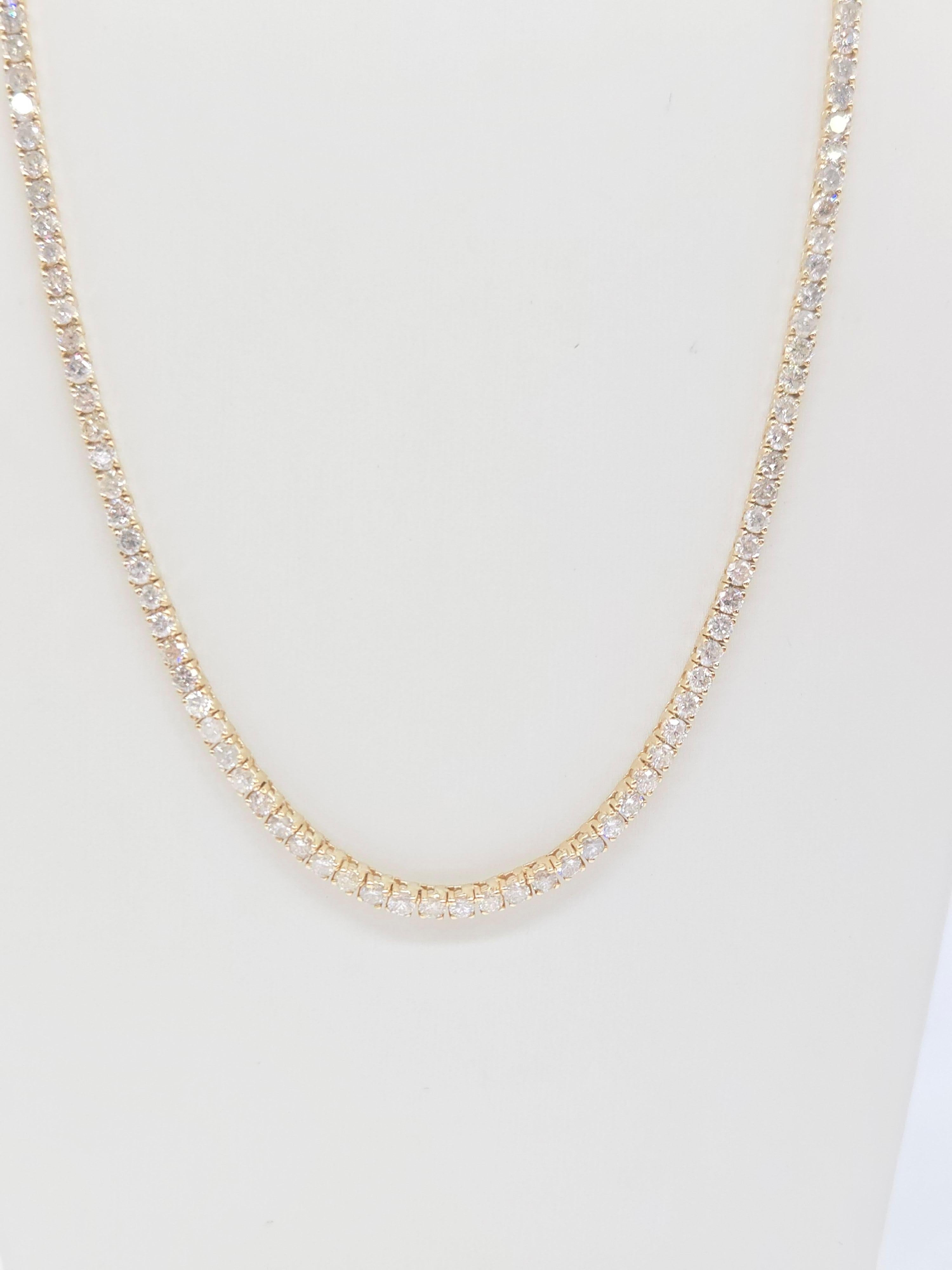 Una splendida collana tennis con diamante naturale da 13,17 carati realizzata in lussuoso oro giallo 14K. Questo pezzo classico è caratterizzato da diamanti bianchi rotondi con taglio a brillante, meticolosamente incastonati in un intramontabile