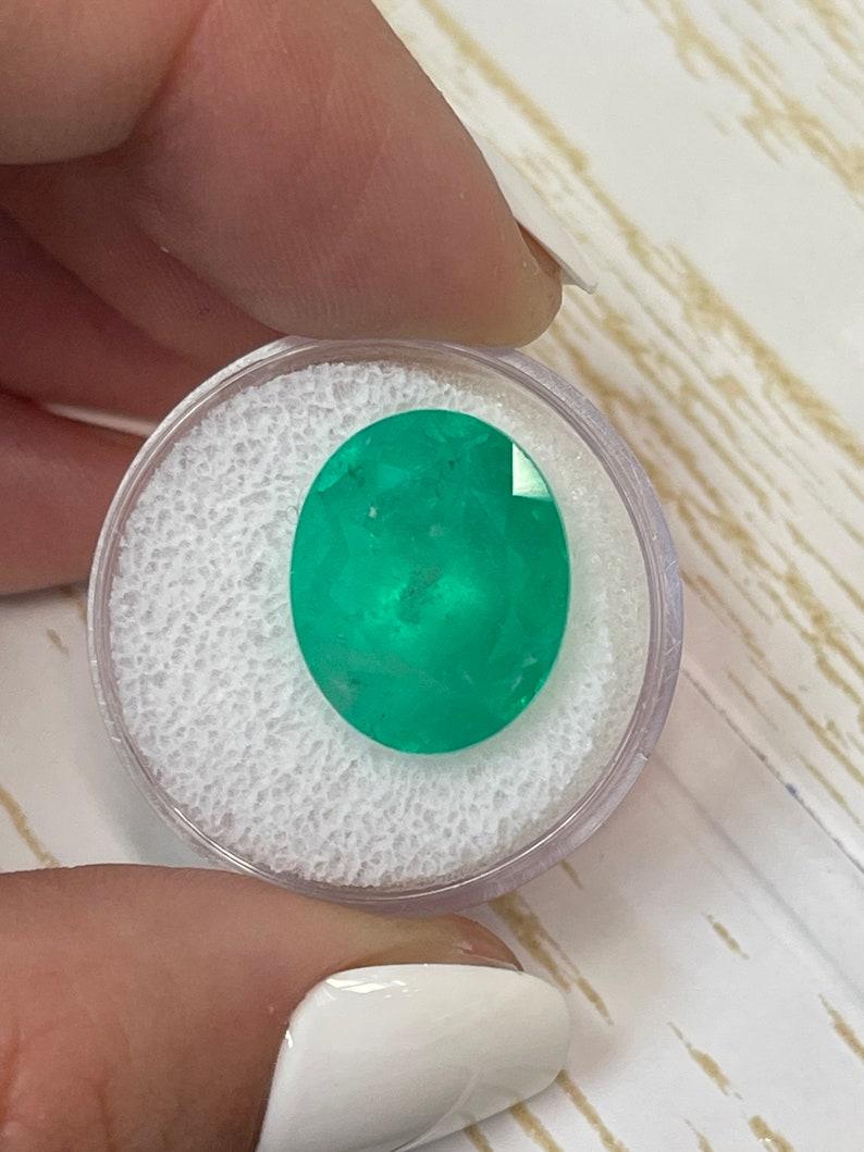 Femenino o masculino Esmeralda Colombiana Verde Mediana de 13,19 Quilates 17x14 - Gema Natal de Mayo Talla Ovalada en venta
