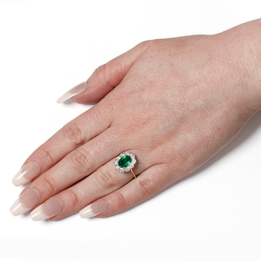 1,31 Karat Smaragd- und Diamant-Cluster-Ring, ca. 1980er Jahre Damen im Angebot